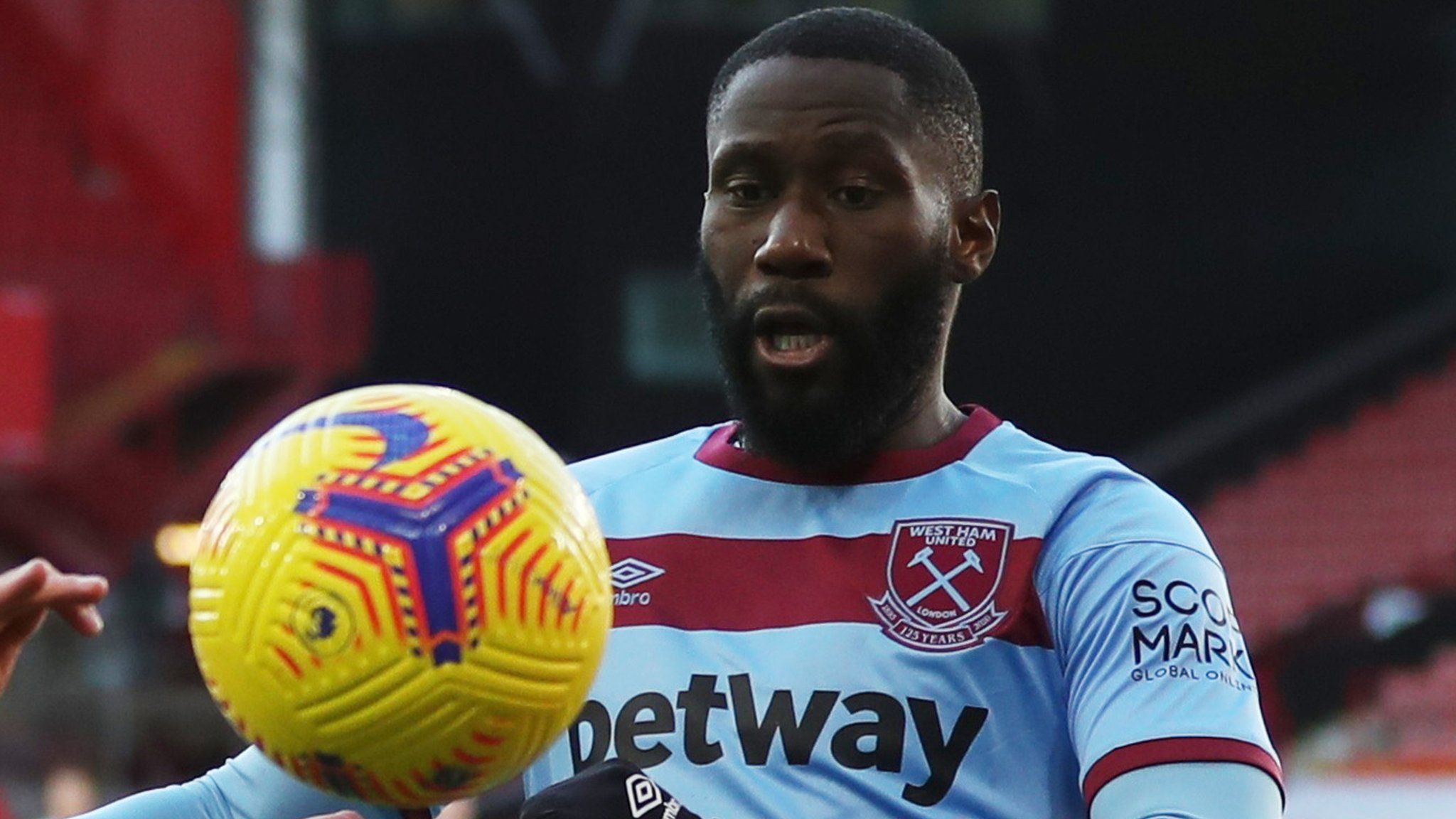 2048x1152 Arthur Masuaku: West Ham defender says he has had knee surgery 'to help remove pain'