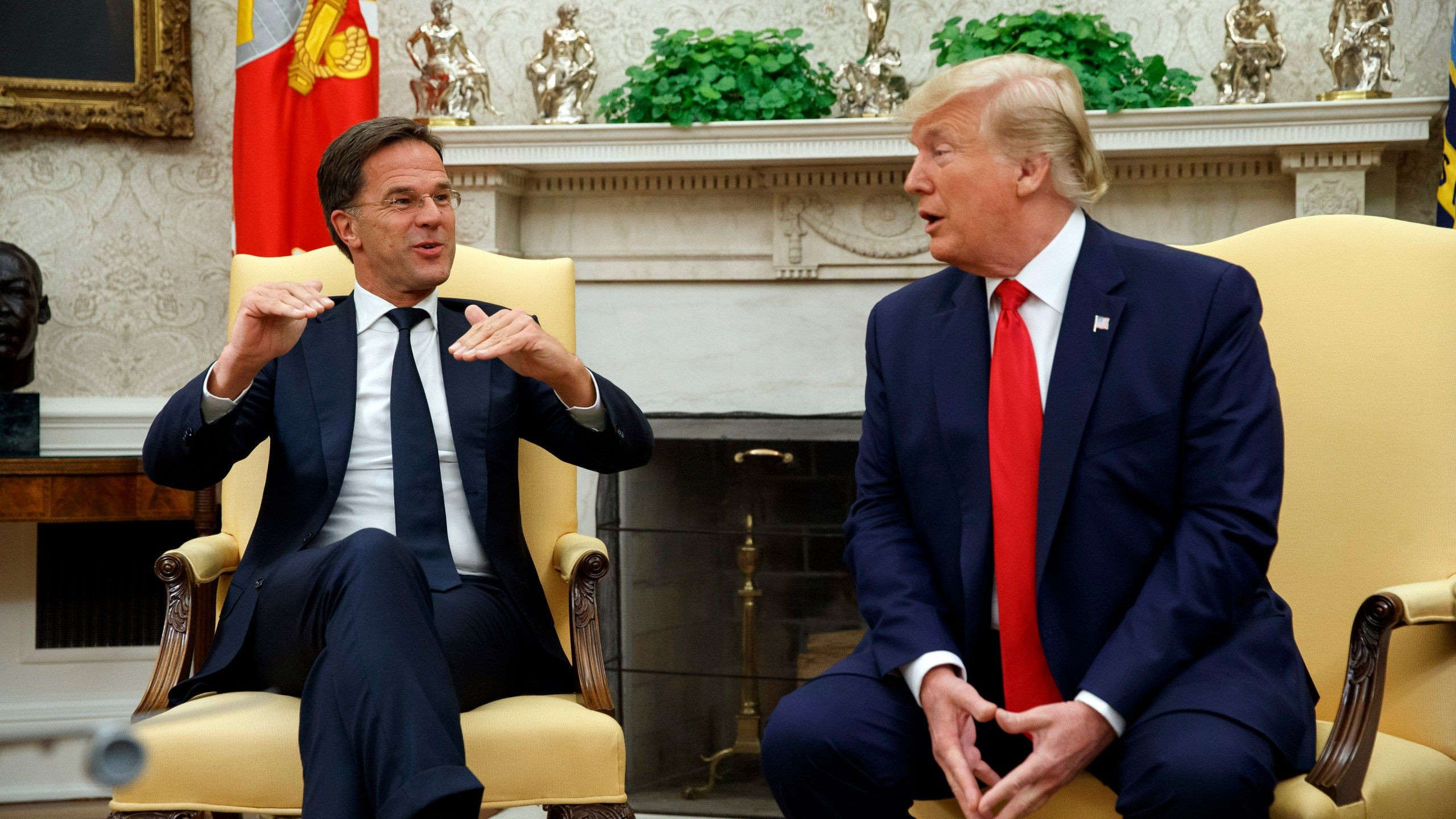 2560x1440 NATO head and Trump meet in Florida for talks on global security