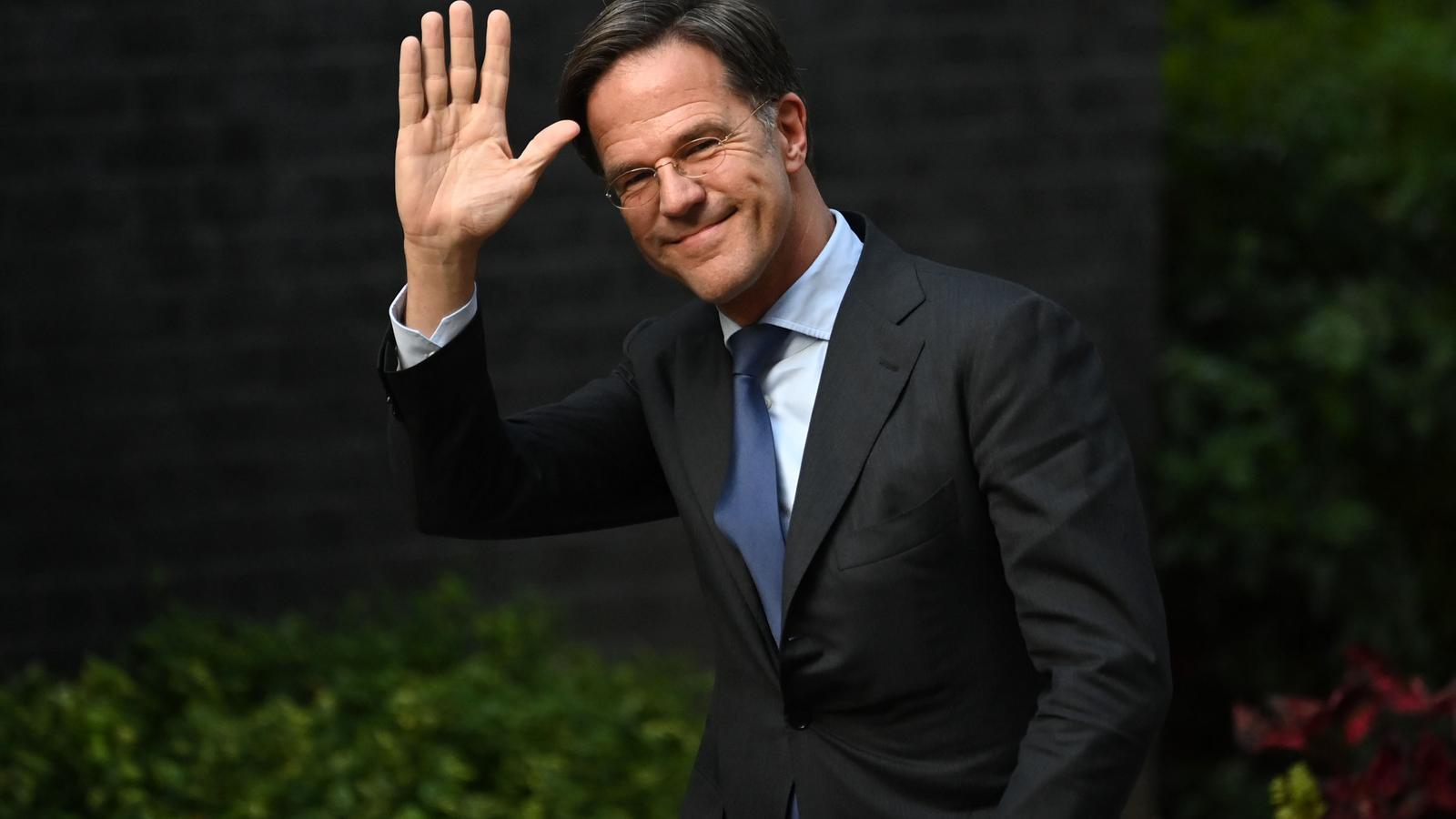 1600x900 Mark Rutte encourages a child to join the army