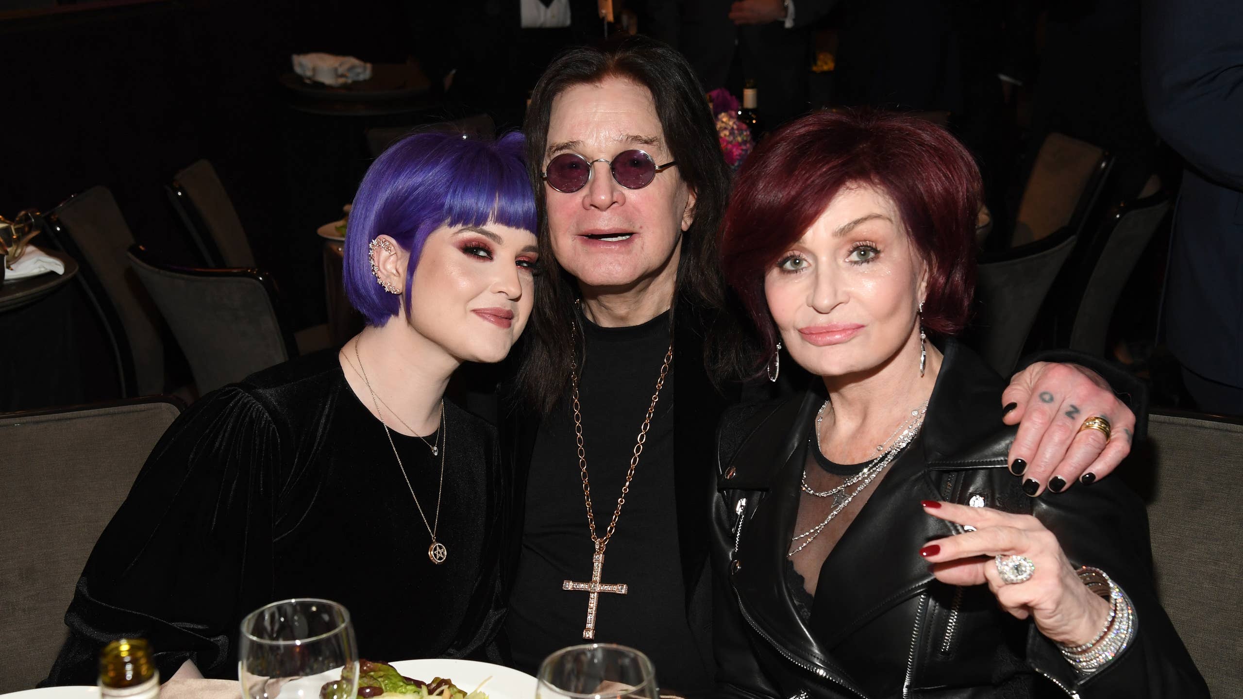 2560x1440 Sharon and Kelly Osbourne Make Glamorous Red Carpet Appearance