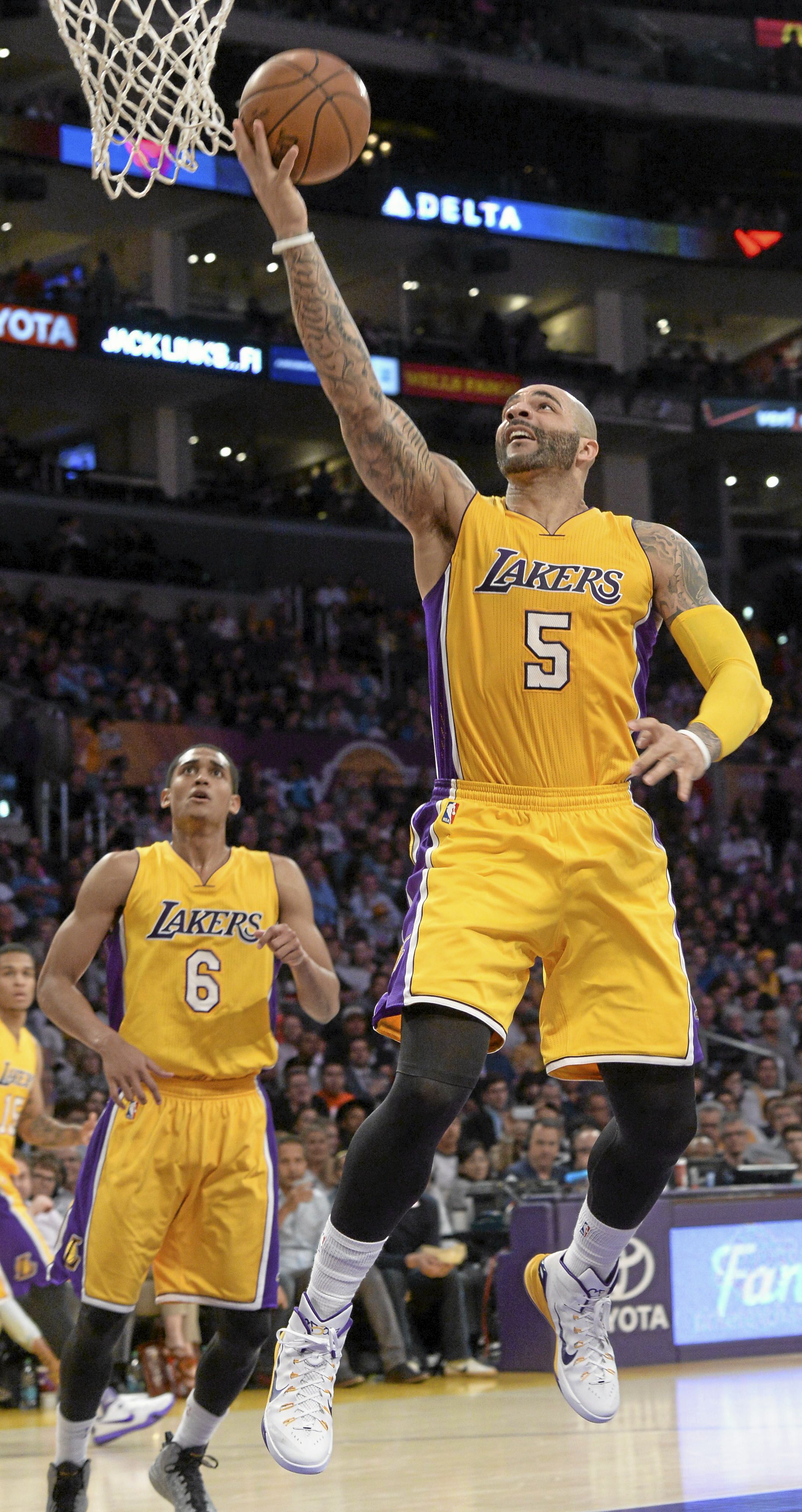 2183x4114 Lakers' Byron Scott praises Carlos Boozer's professionalism amid reduced role