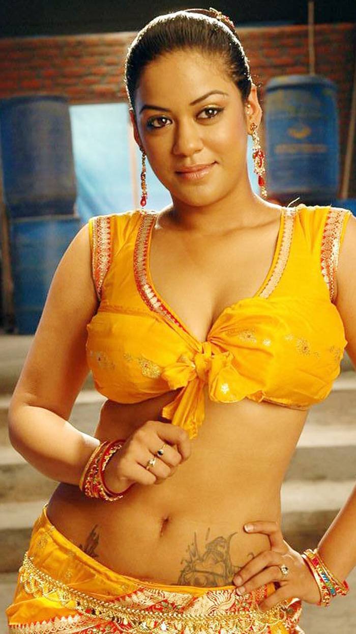 700x1245 Mumaith Khan Wallpaper
