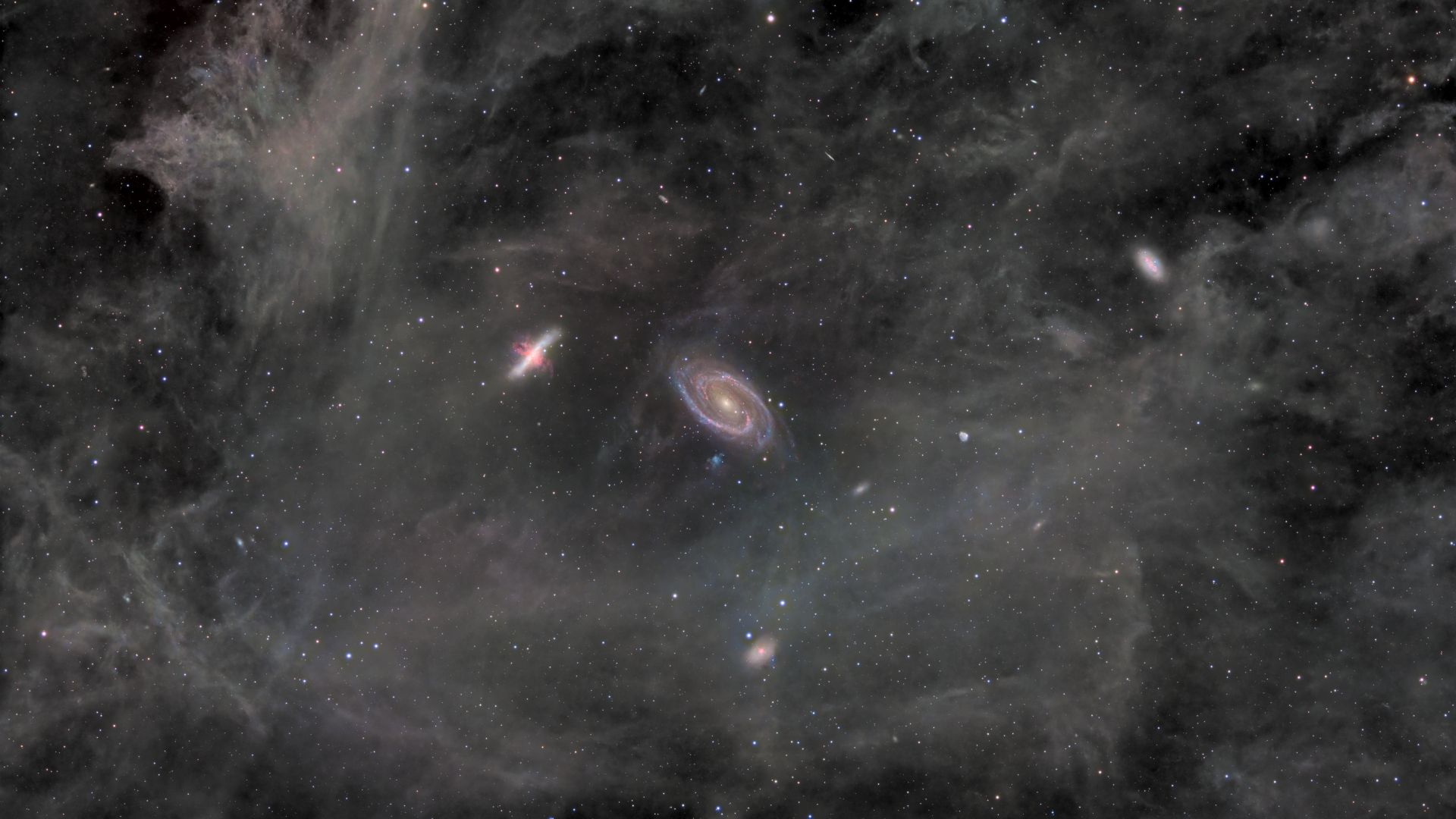 1920x1080 Amateur astronomer captures Cigar Galaxy and Bode's Galaxy swimming in a spectral nebula (photo)