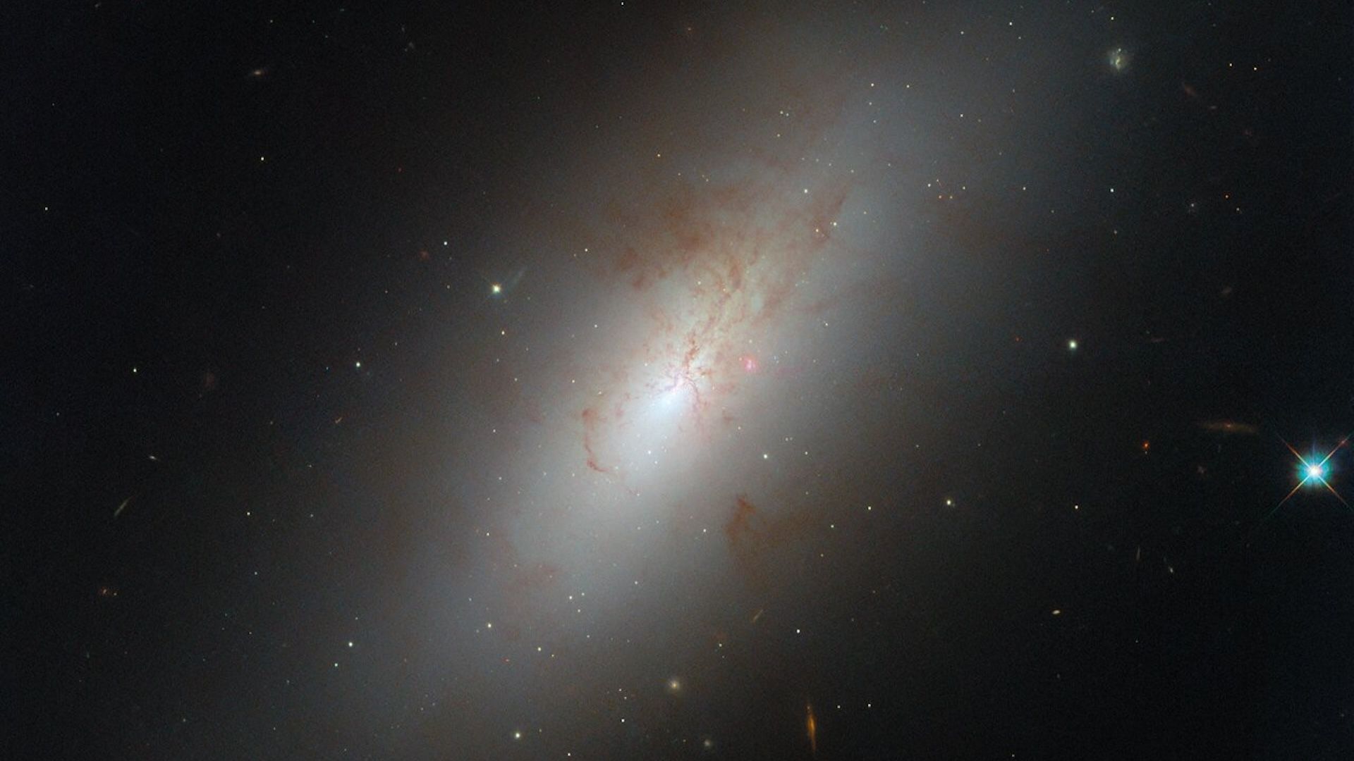 1920x1080 Space photo of the week: Hubble uncovers the true identity of an odd galaxy
