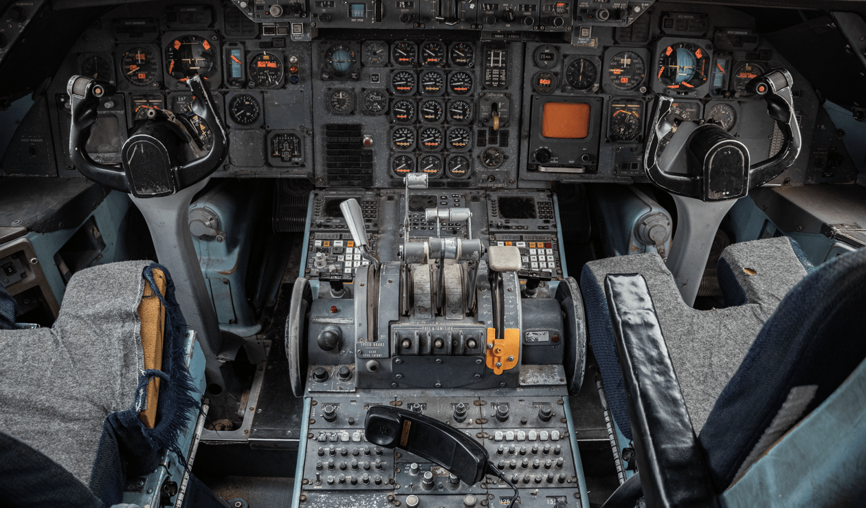 1260x739 Vintage Airplane Cockpit · Free