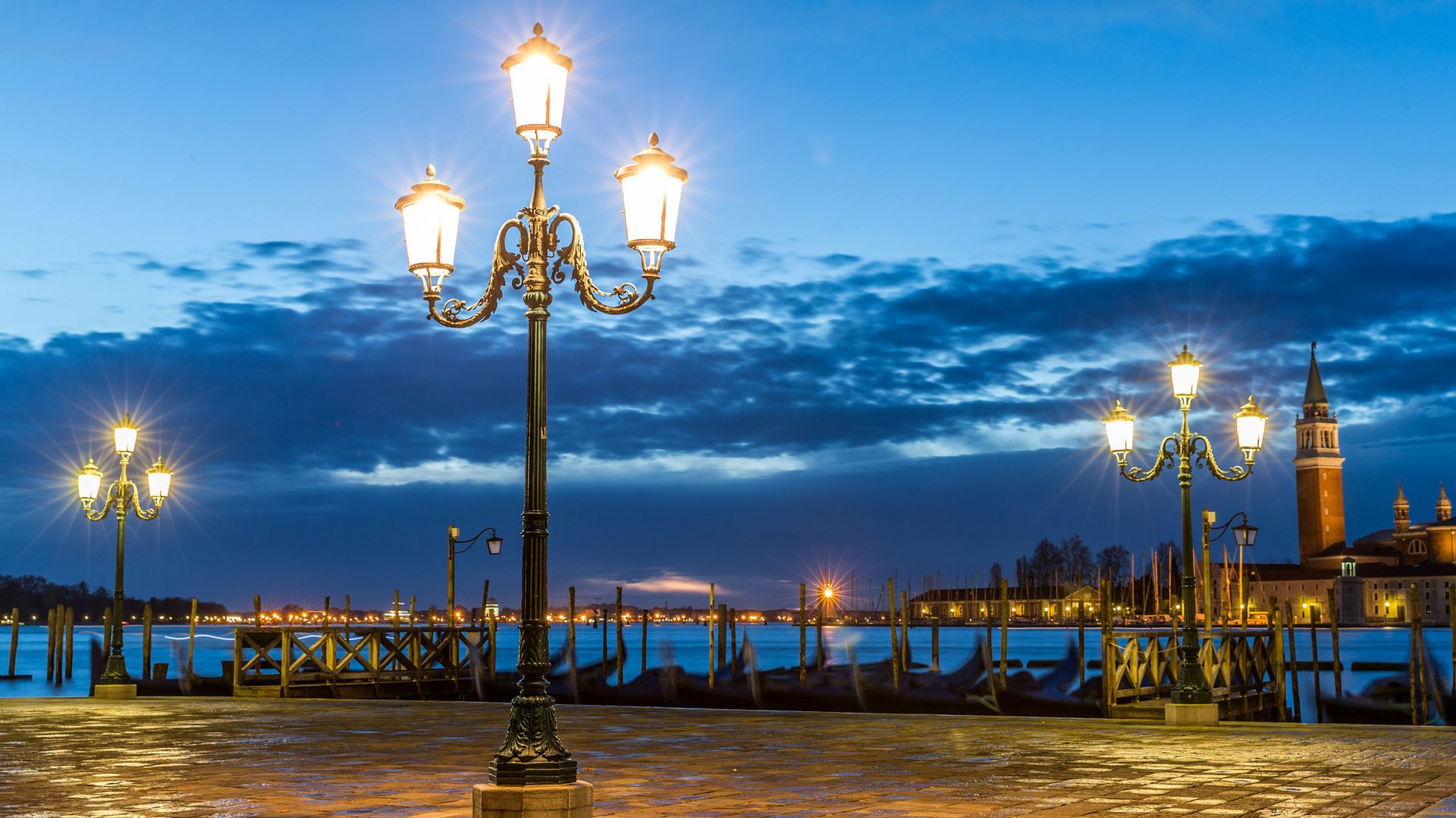 1920x1080 HD Wallpaper of Elegant Lamp Posts