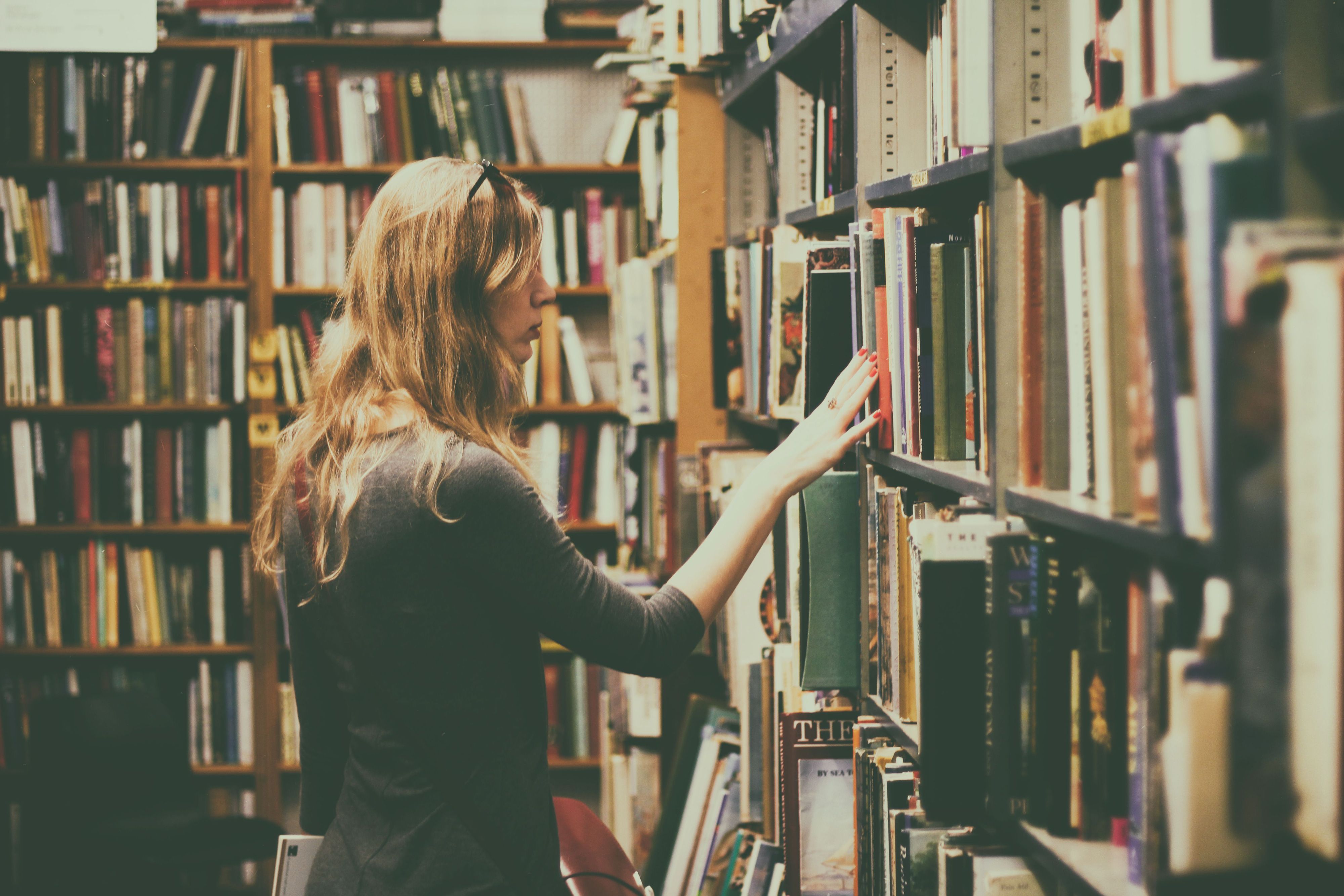 4000x2667 Woman In Black Long Sleeved Looking For Books In Library · Free