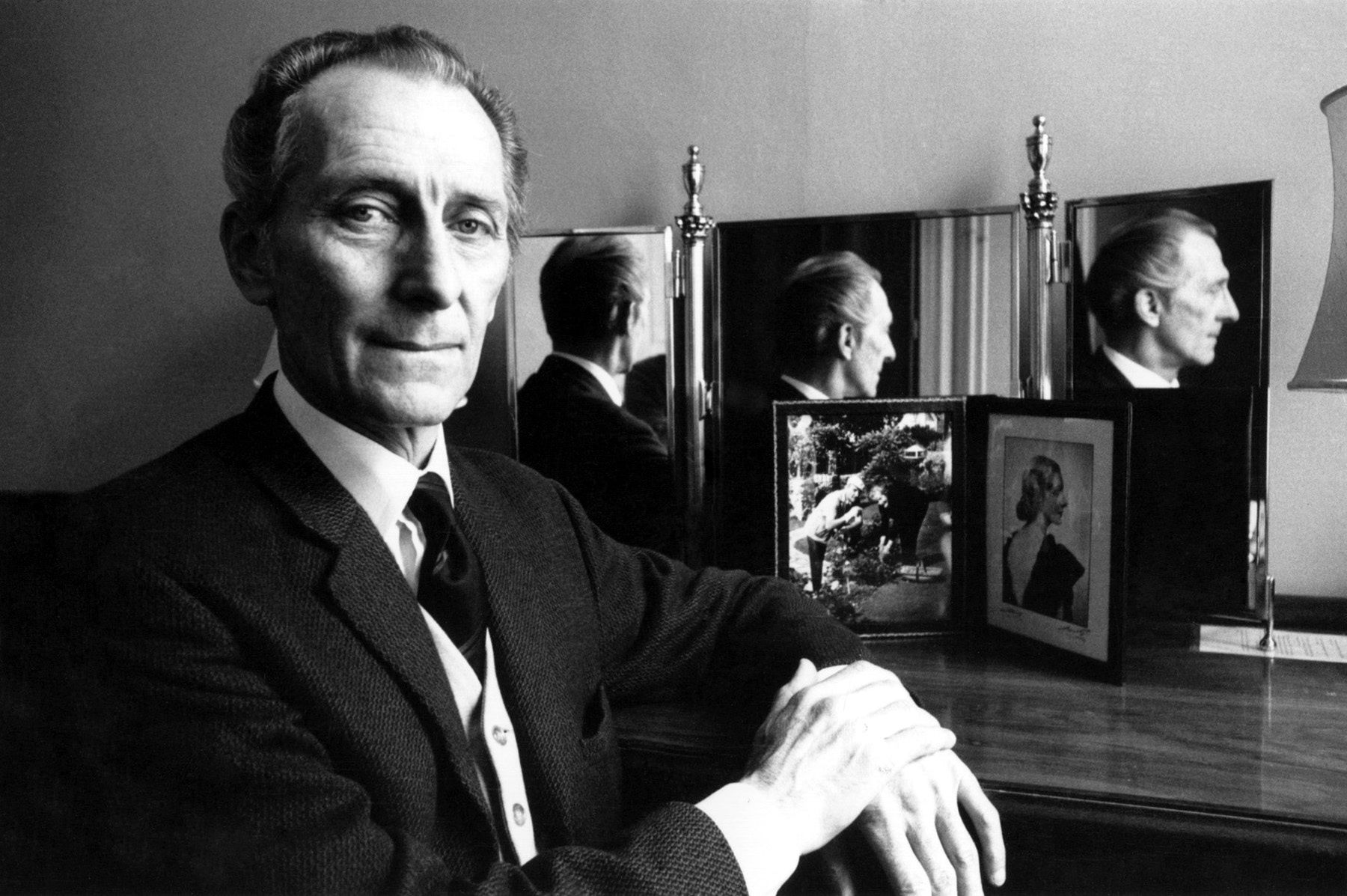 1800x1197 The Behind the Scenes Pic of the Day shows some respect to horror icon Peter Cushing!