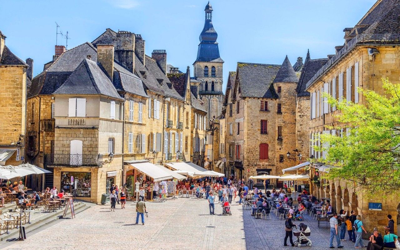 1280x800 holidays in France's timeless villages