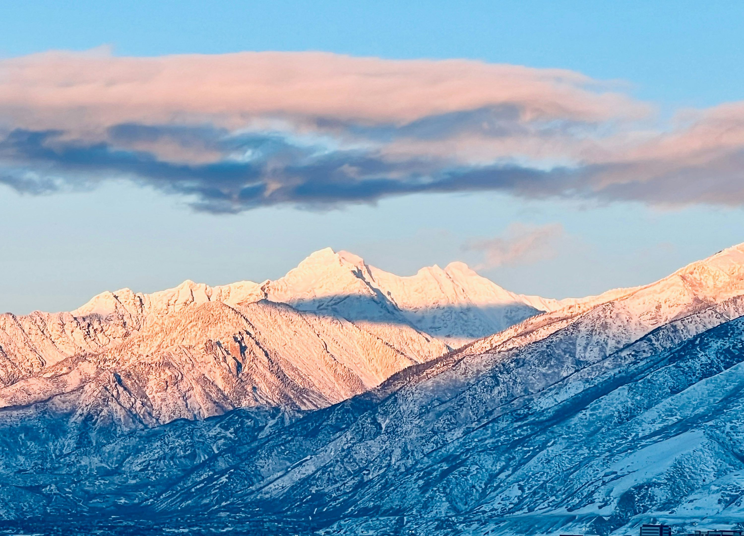3000x2163 A snow covered mountain range under a blue sky photo