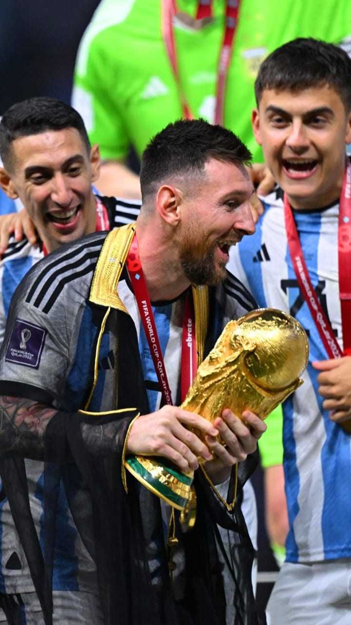 720x1280 Messi Holding World Cup Wallpaper