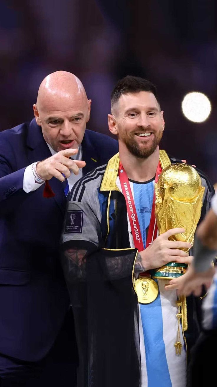 736x1308 Messi World Cup Trophy Wallpaper
