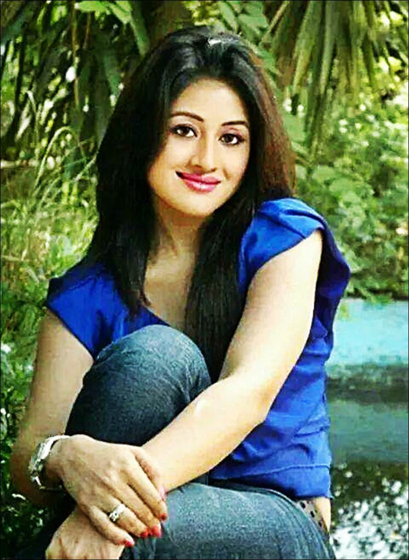 820x1123 Paridhi Sharma Wallpaper