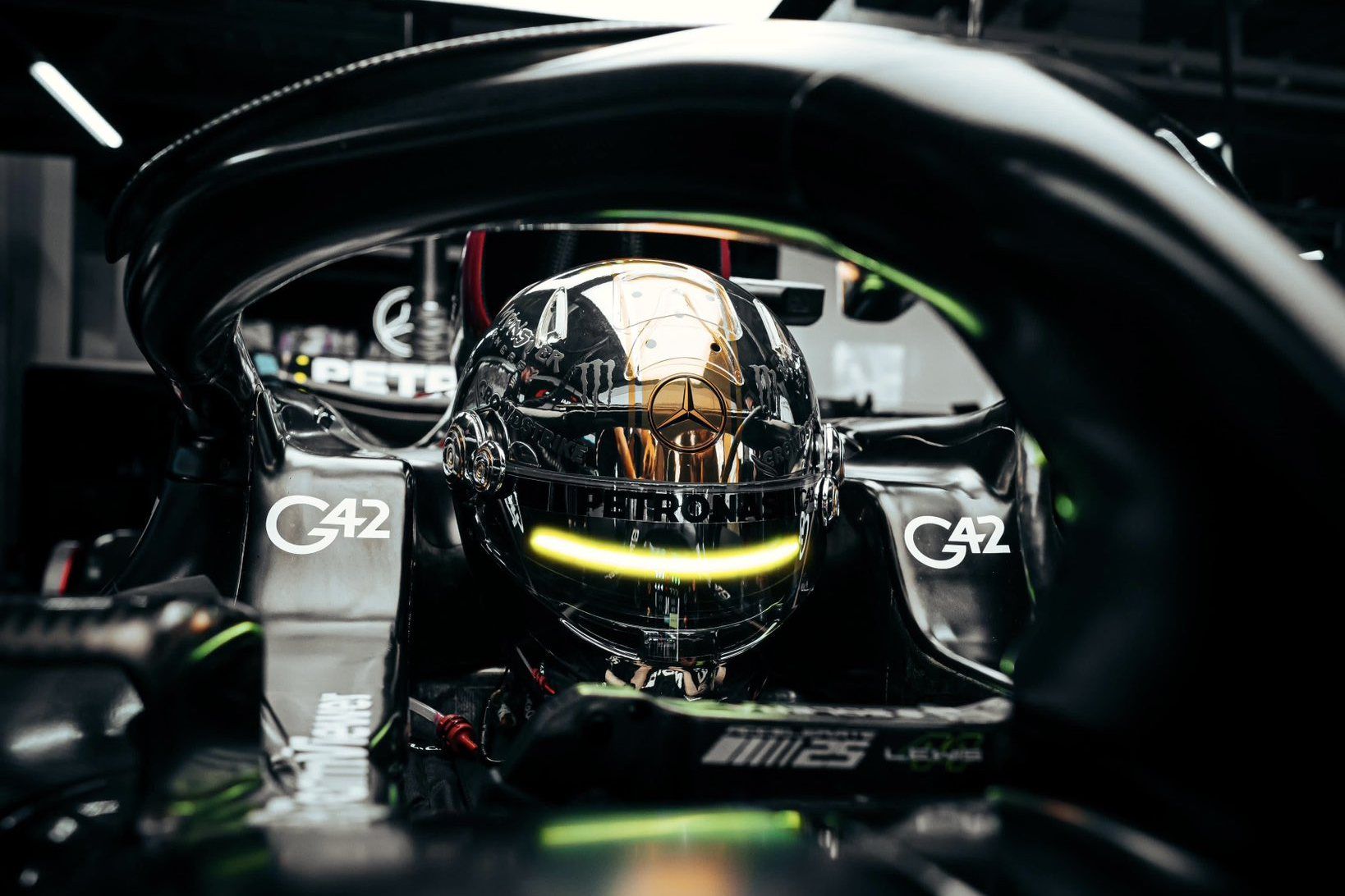 1638x1092 F1i Pic of the Day: Hamilton lights up the grid with Suzuka lid