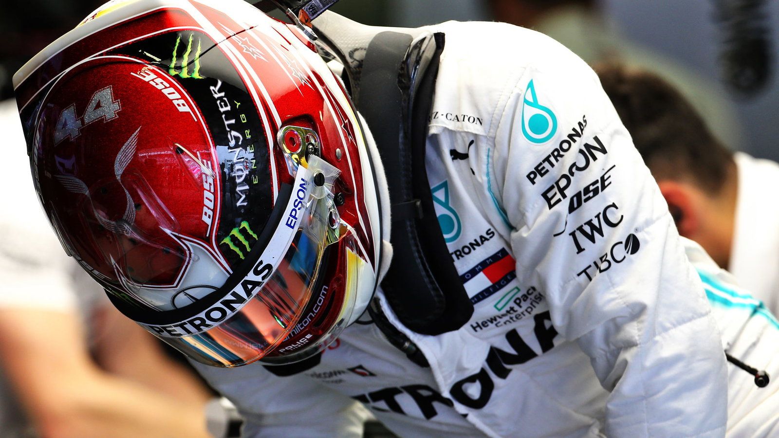 1600x900 Lewis Hamilton hits out at BS restrictions over F1 helmet designs