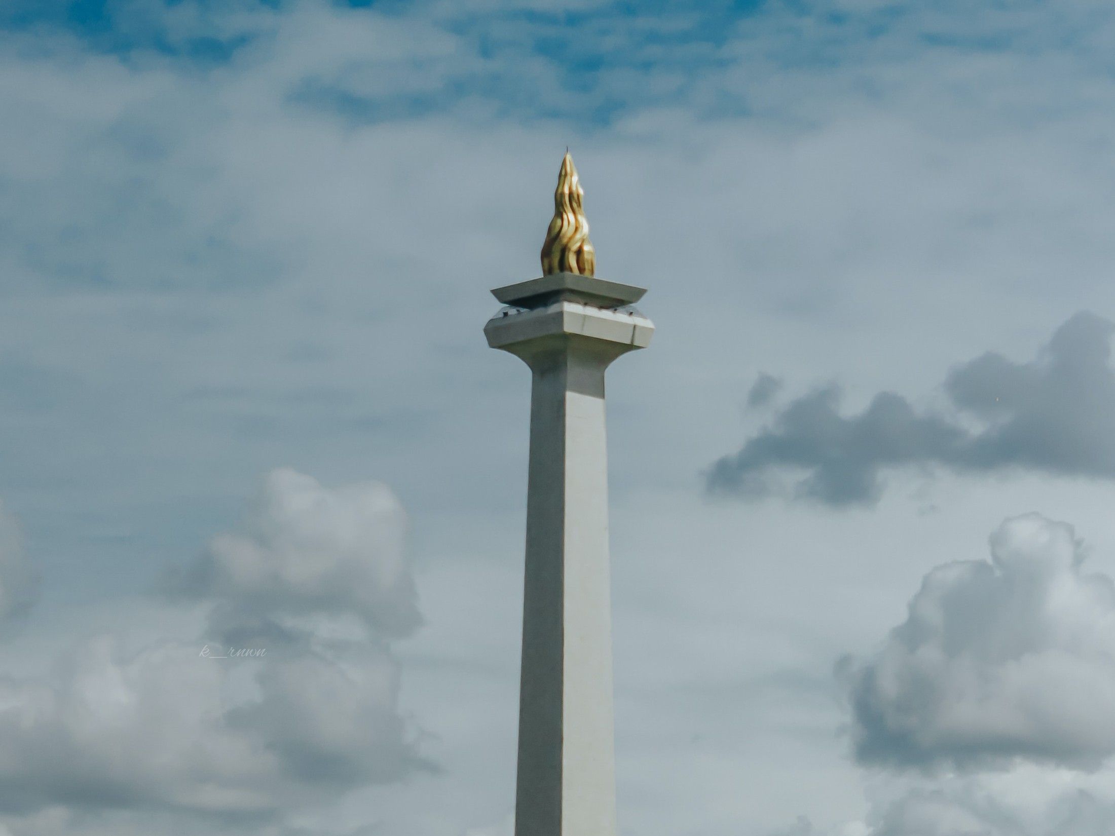 2200x1650 Monas's towering peek into history