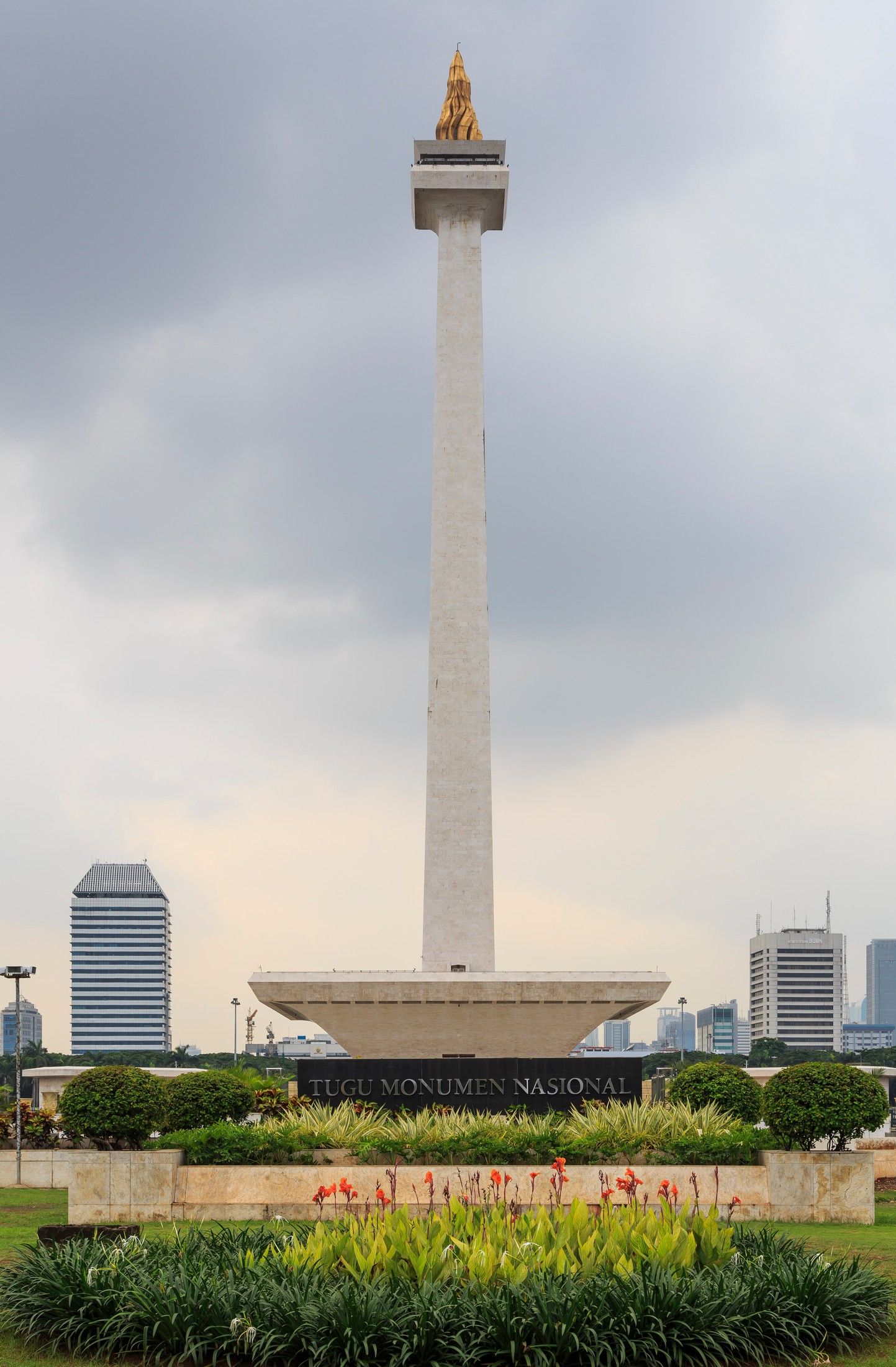 1443x2200 Monas's towering peek into history