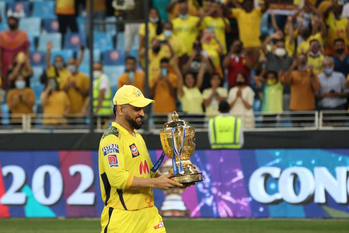1200x800 MS Dhoni with the IPL 2021 trophy