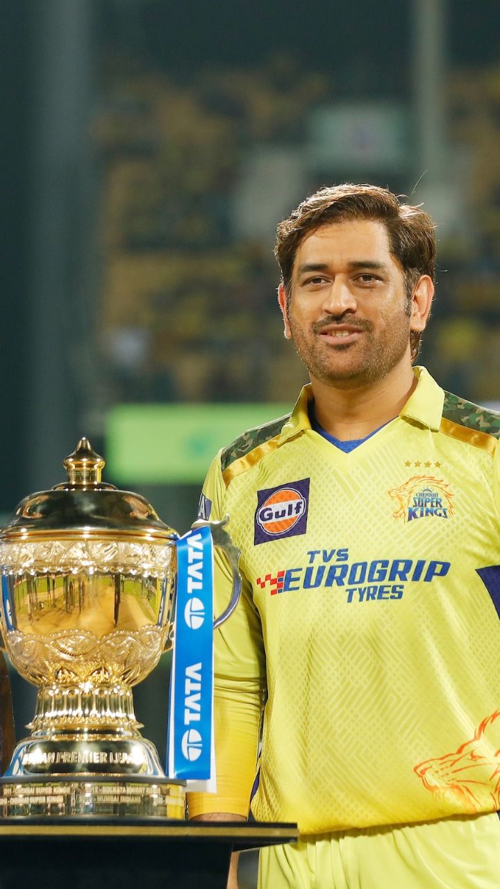 720x1280 Dhoni Trophy Wallpaper