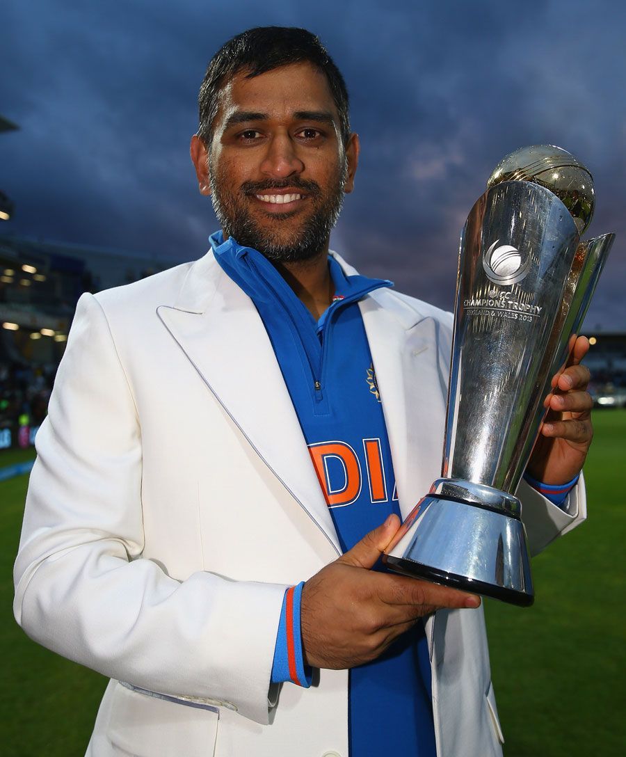 900x1088 Ms Dhoni Trophy Wallpaper