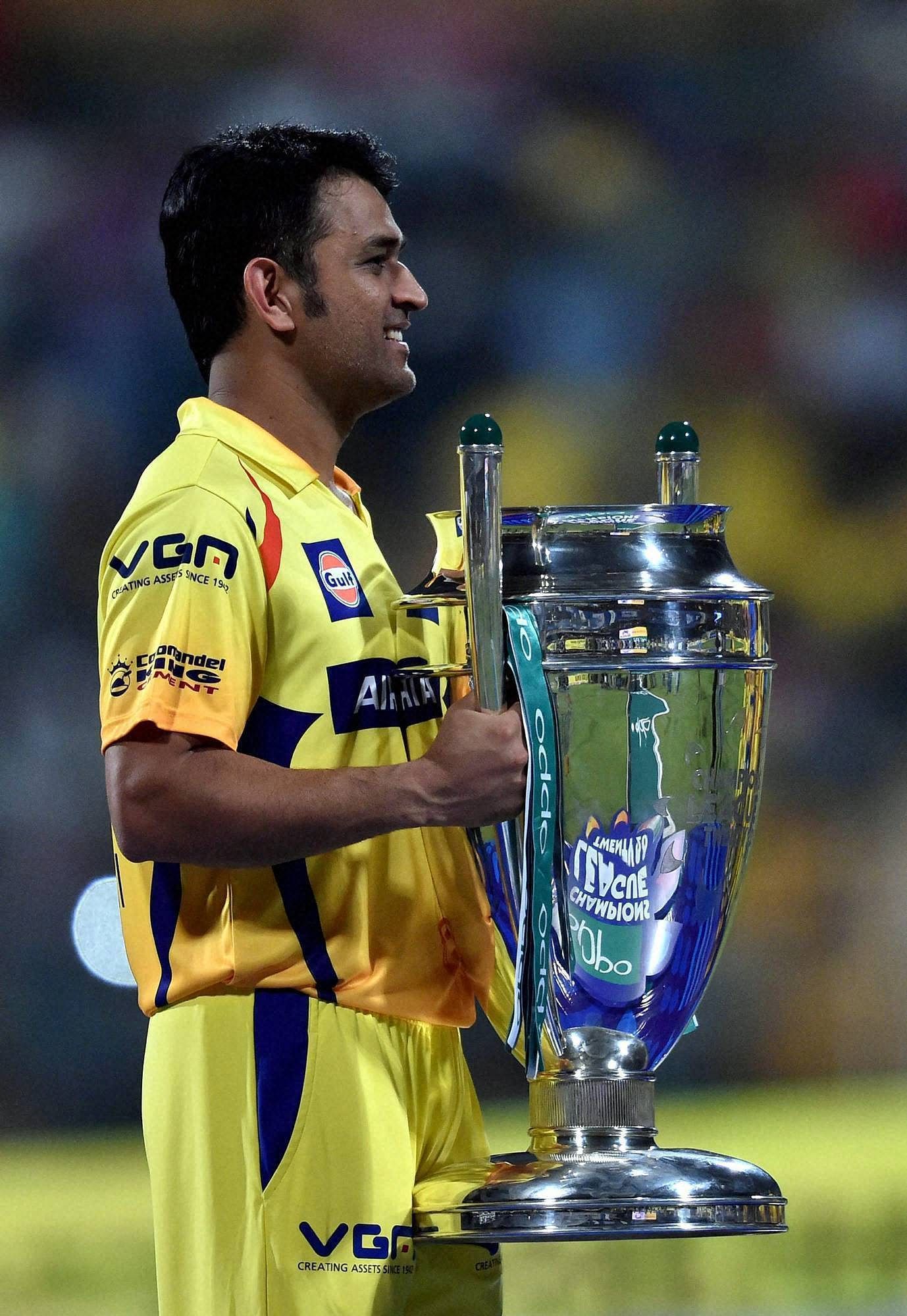 1378x2000 Ms Dhoni Trophy Wallpaper