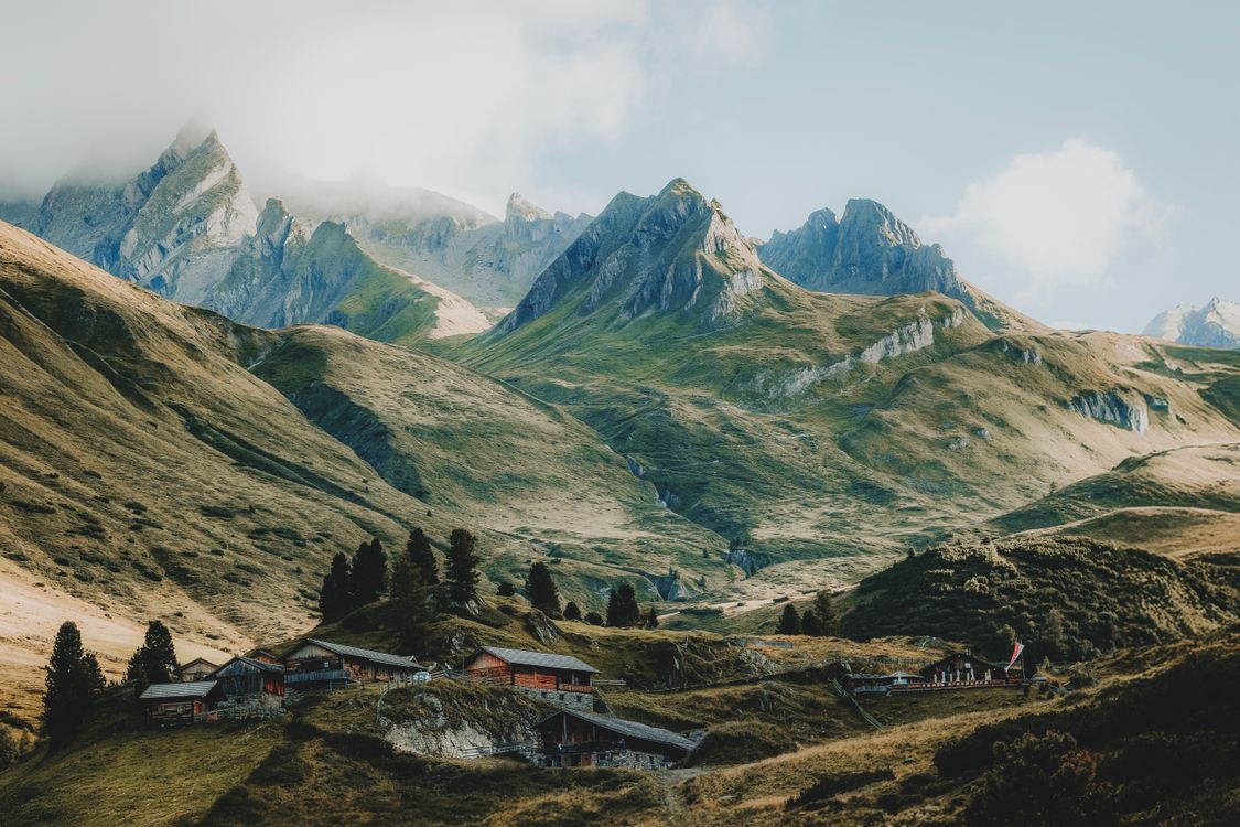 1125x750 Scenic Alpine Village in Mountain Valley · Free