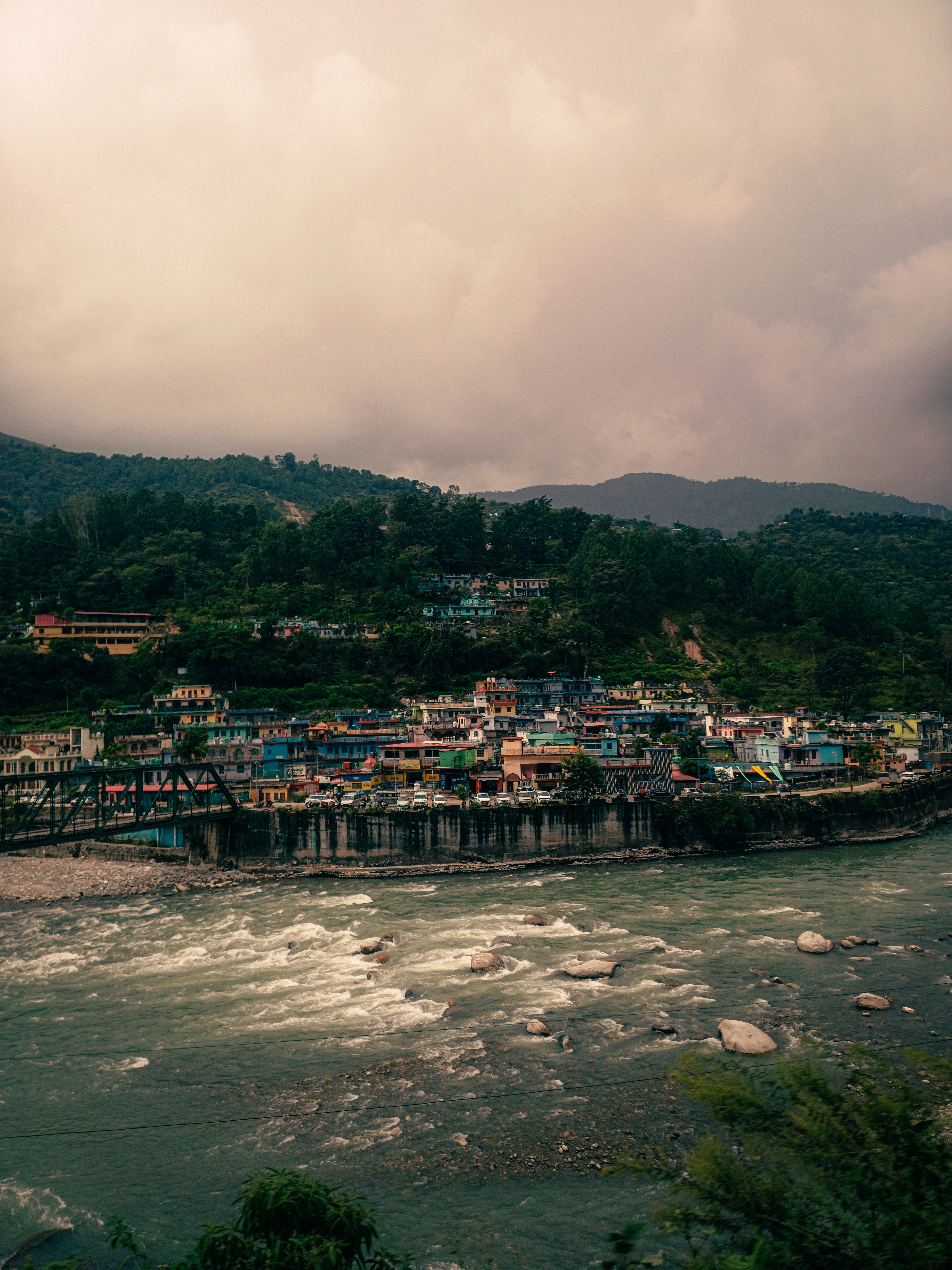 6000x8000 Scenic Village by River in Uttarakhand · Free