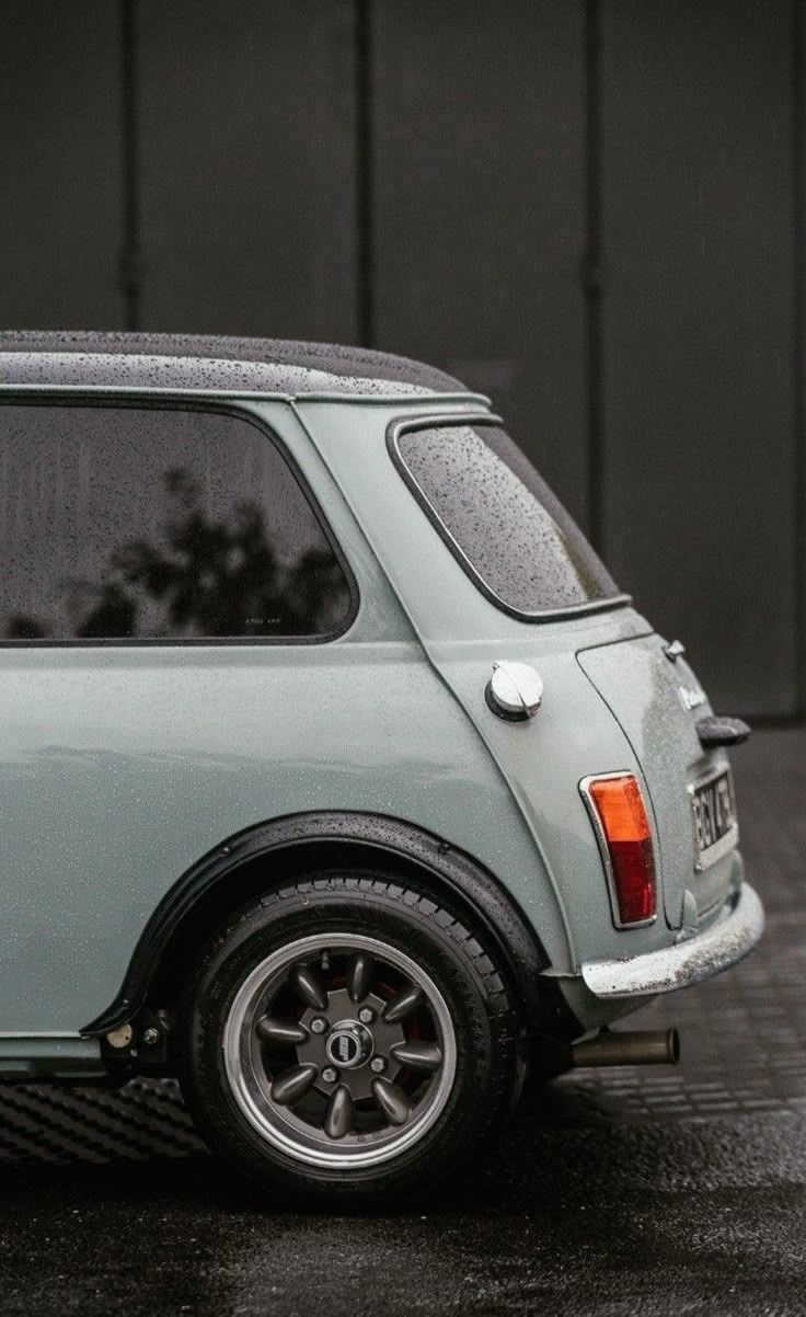 736x1202 Austin Mini City Car in the Rain. Mini cooper retro, Old mini, Classic mini cooper