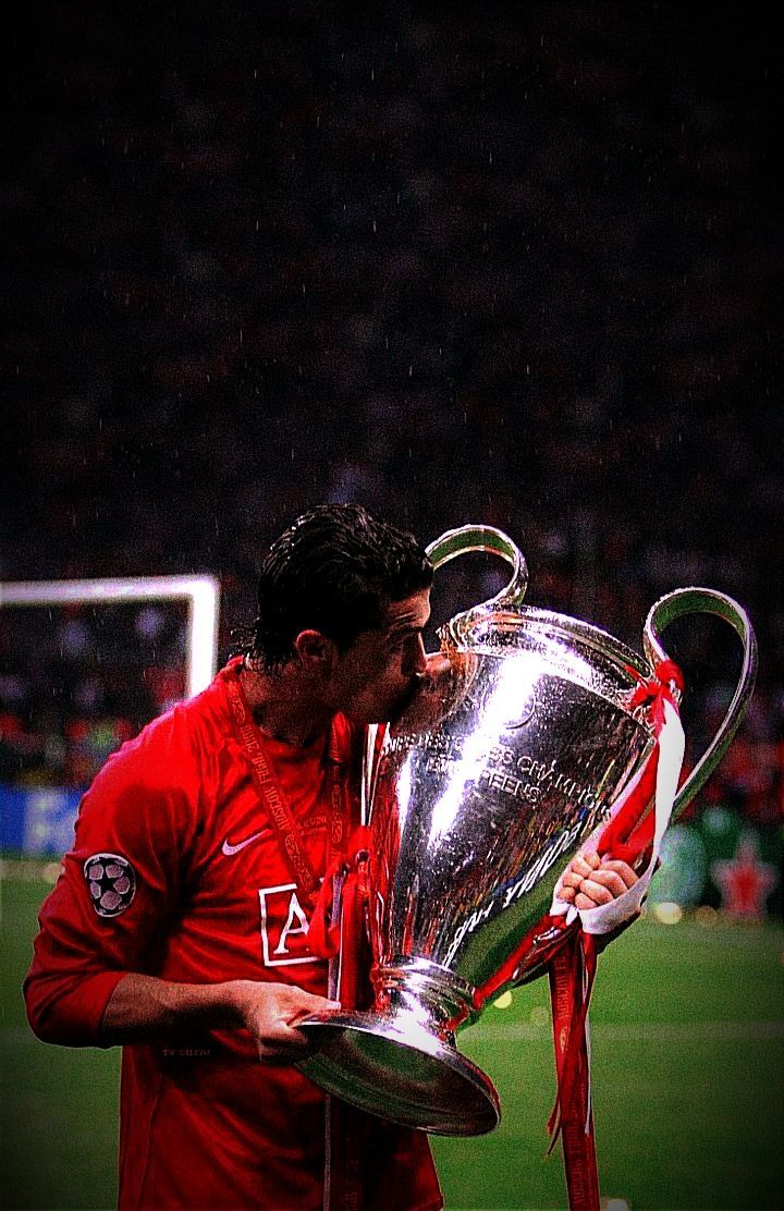 720x1112 cris besando la champions league