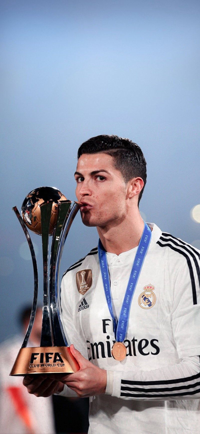 800x1734 Ronaldo kisses Club World Cup trophy for Real Madr Football Wallpaper