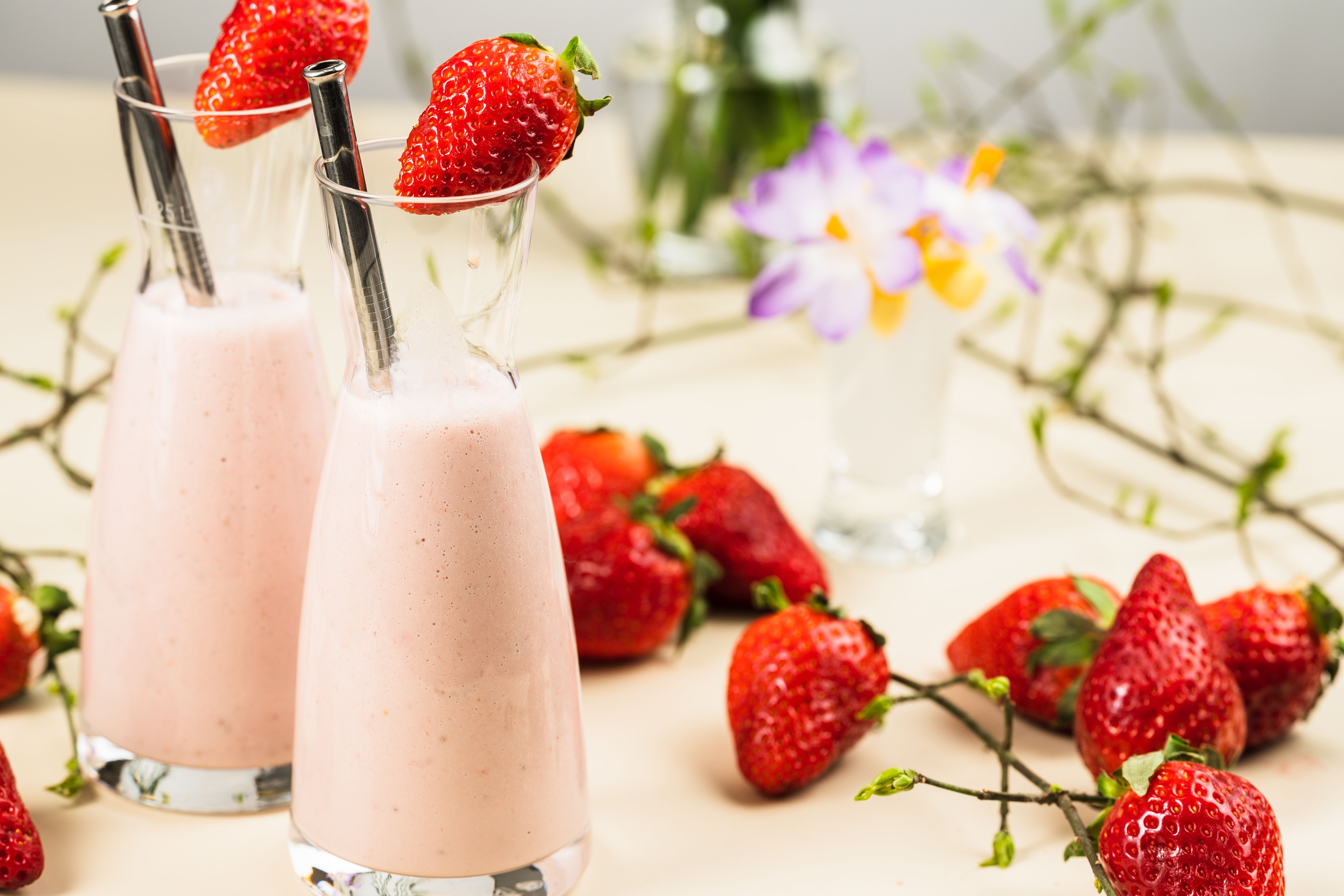 5628x3752 Strawberries and Smoothie · Free
