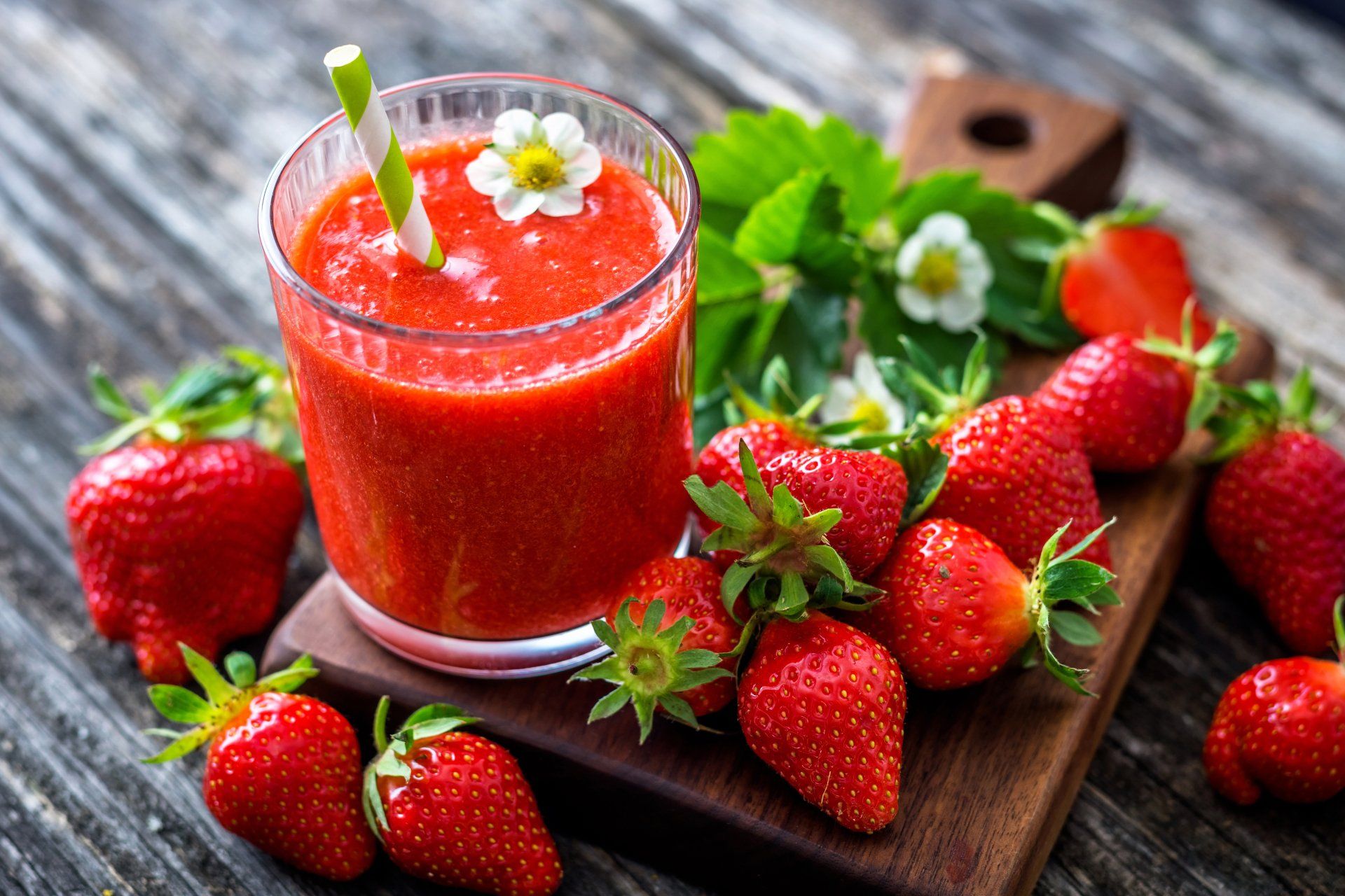 1920x1280 Fresh Strawberry Smoothie Delight