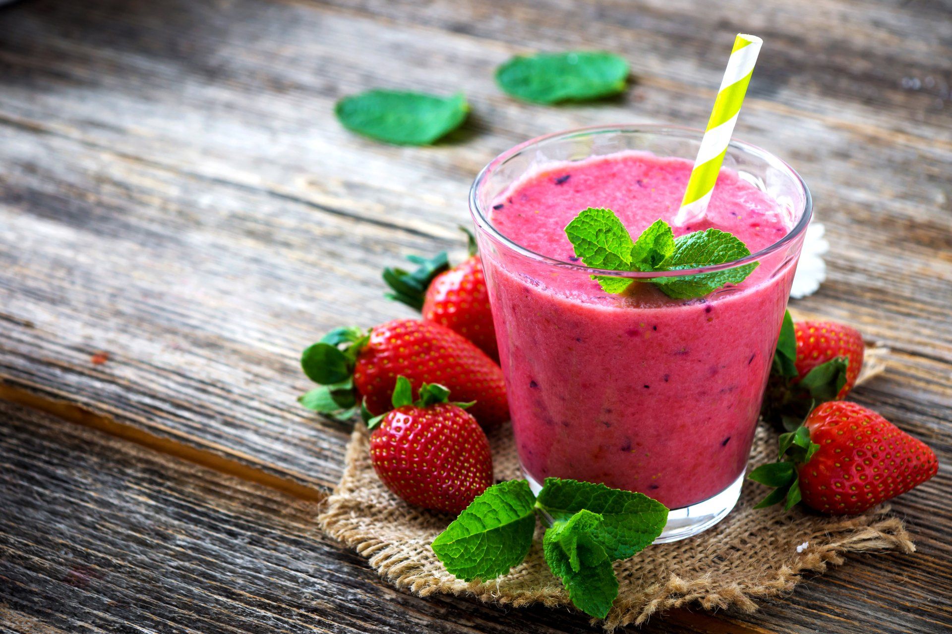 1920x1280 Refreshing 4K Ultra HD Strawberry Smoothie Still Life with Fresh Fruit and Mintx4000