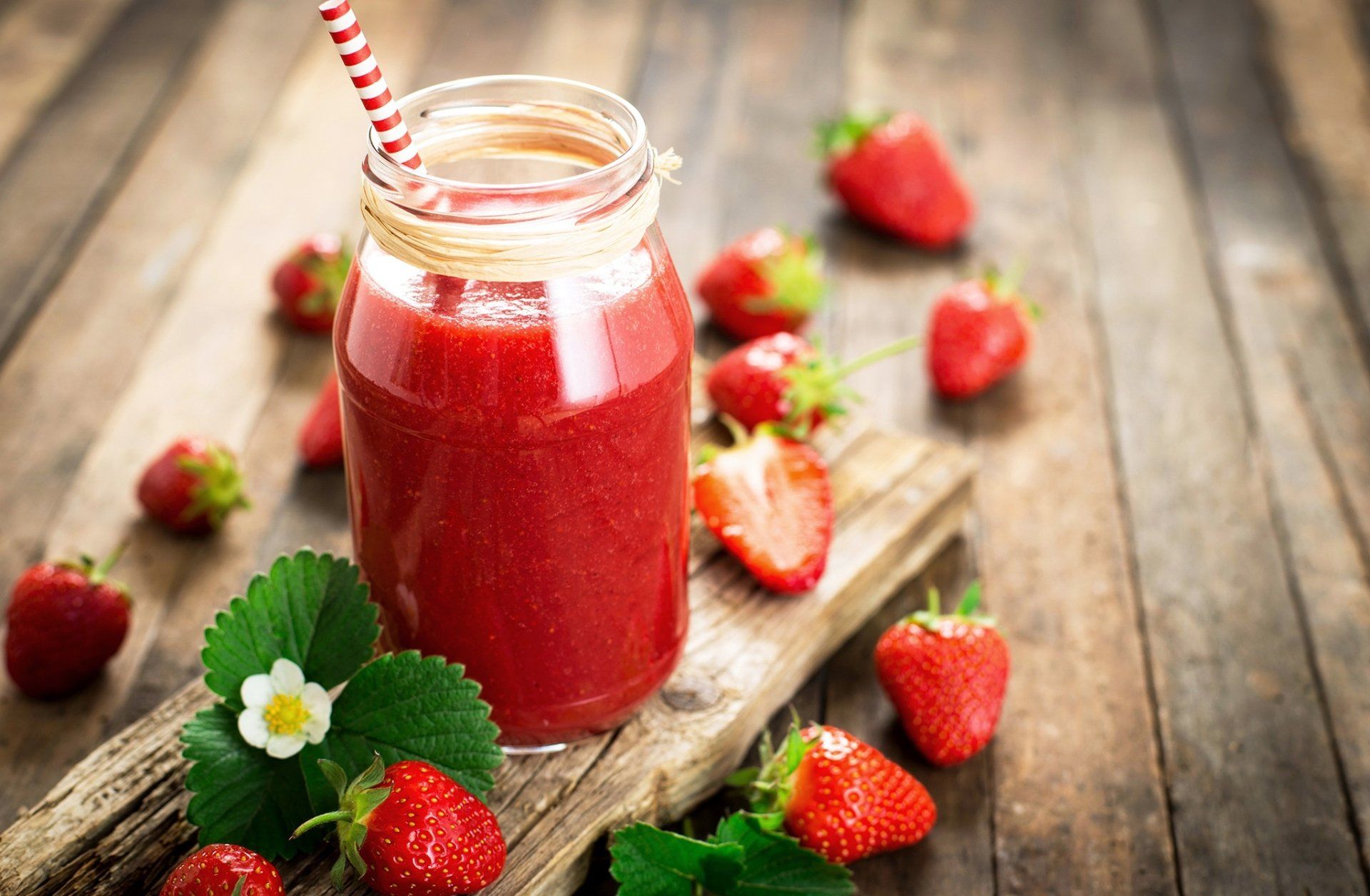 1920x1256 Rustic Strawberry Smoothie