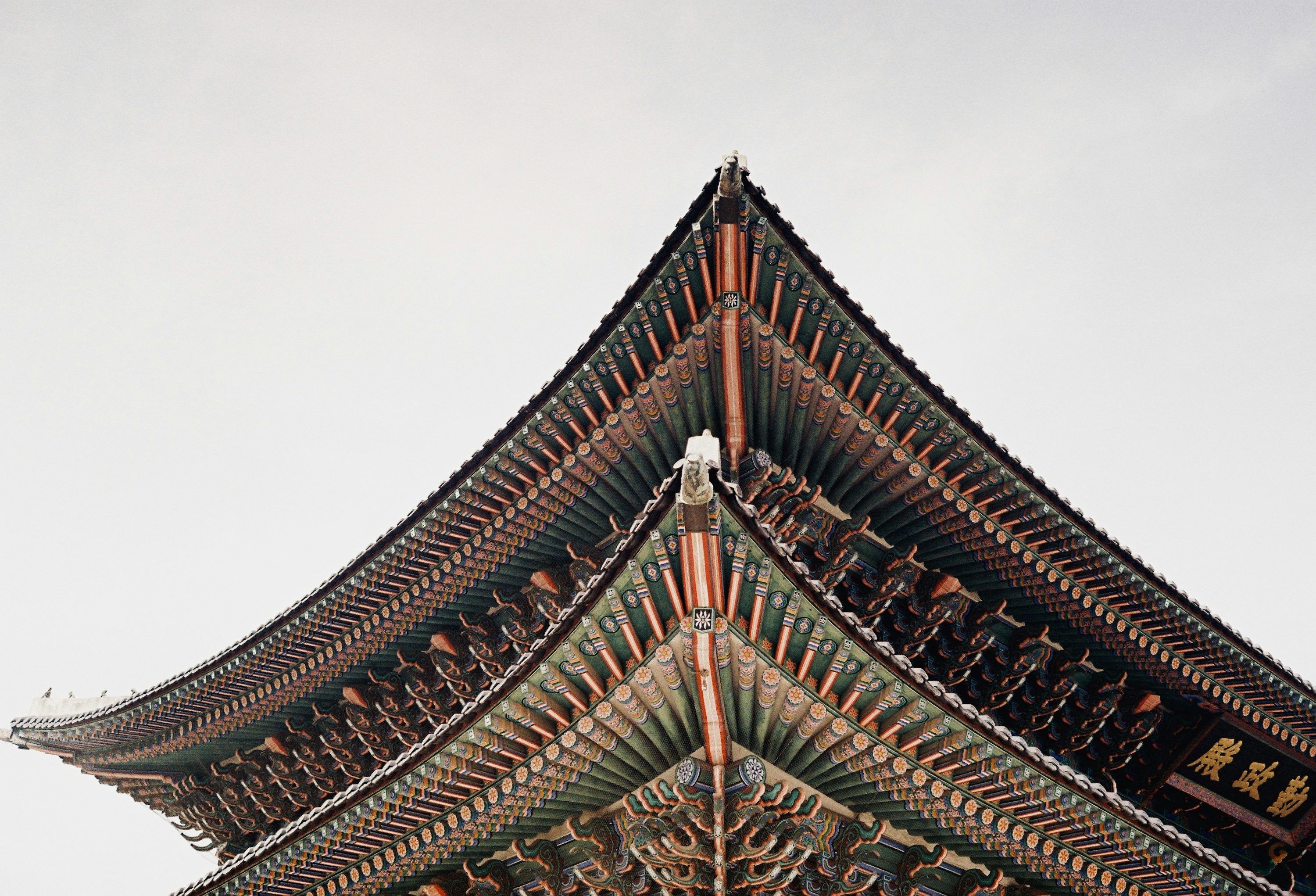 3000x2042 A tall building with a sky background photo