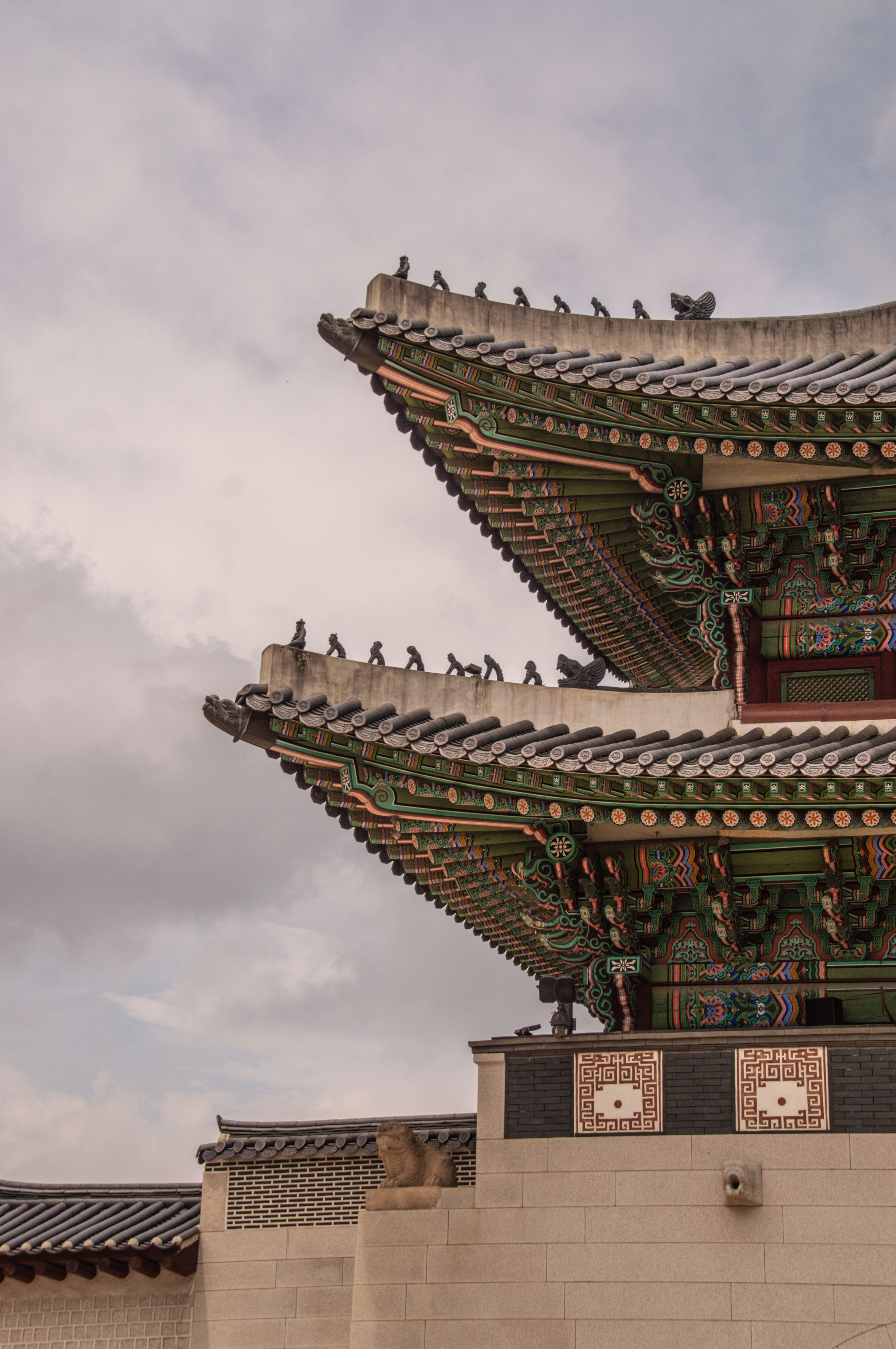 4000x6016 Traditional Gyeongbokgung Palace Roof in Seoul · Free