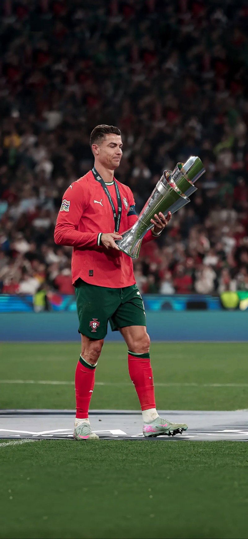 800x1734 Cristiano Ronaldo with Nations League Trophy Football Wallpaper