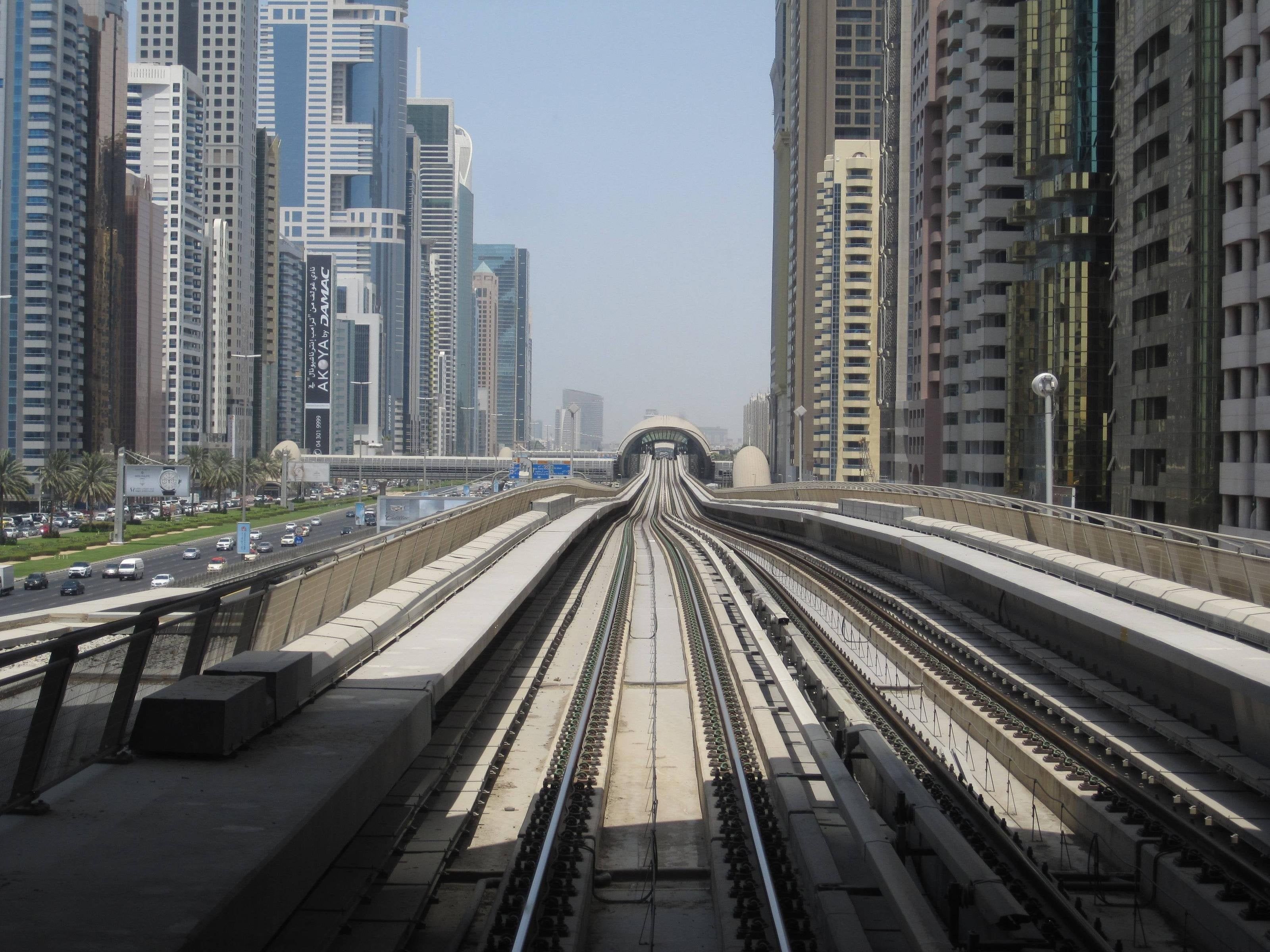 3200x2400 Dubai Metro, Emirates Towers Station, as seen from Financial Centre Station (Red Line) [OC] [3200x2400]