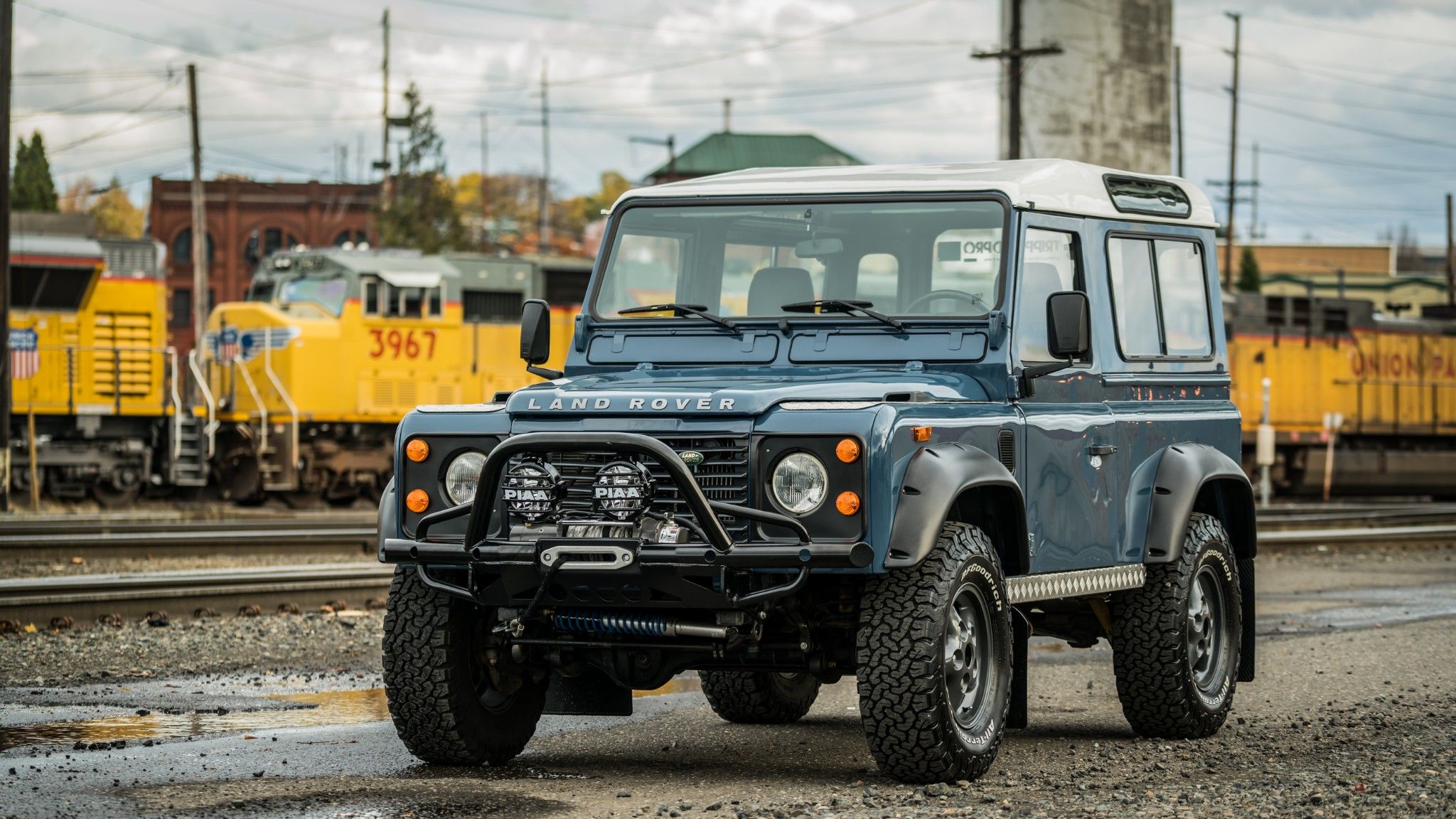 2048x1152 Free Land Rover Defender 90 4K Wallpaper & Desktop HD Background for PC