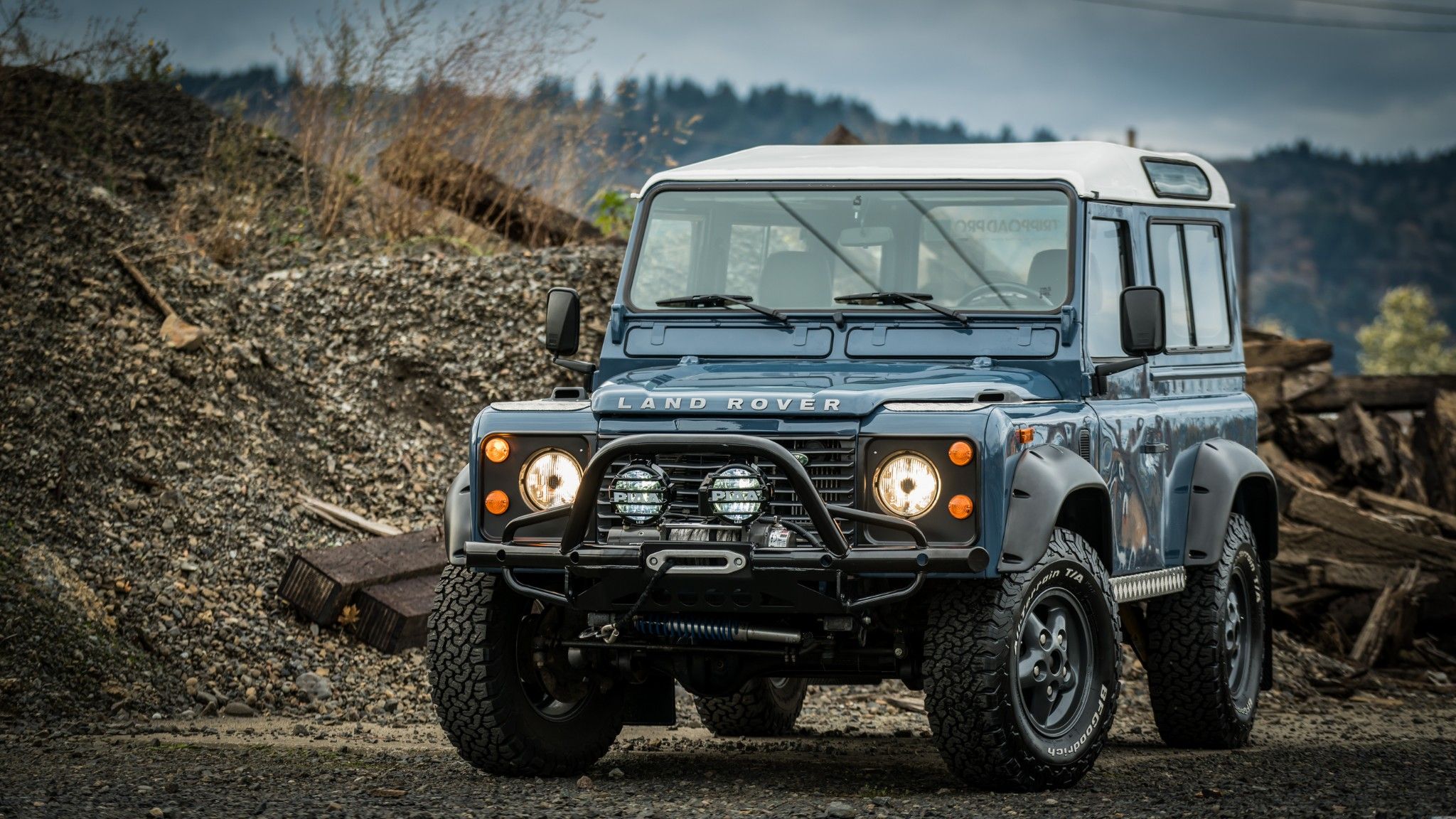 2048x1152 Old Defender Wallpaper