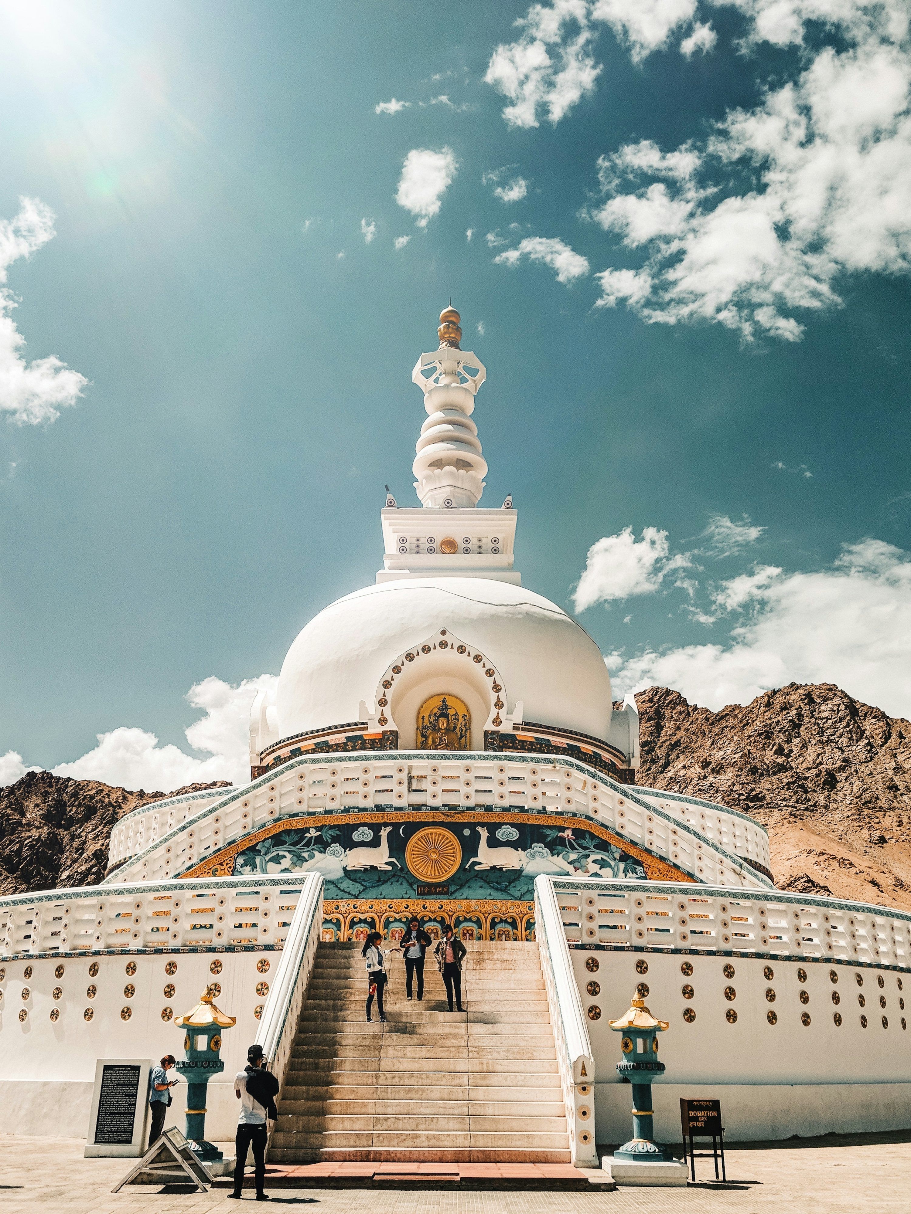 3000x4000 White concrete dome under blue sky photo