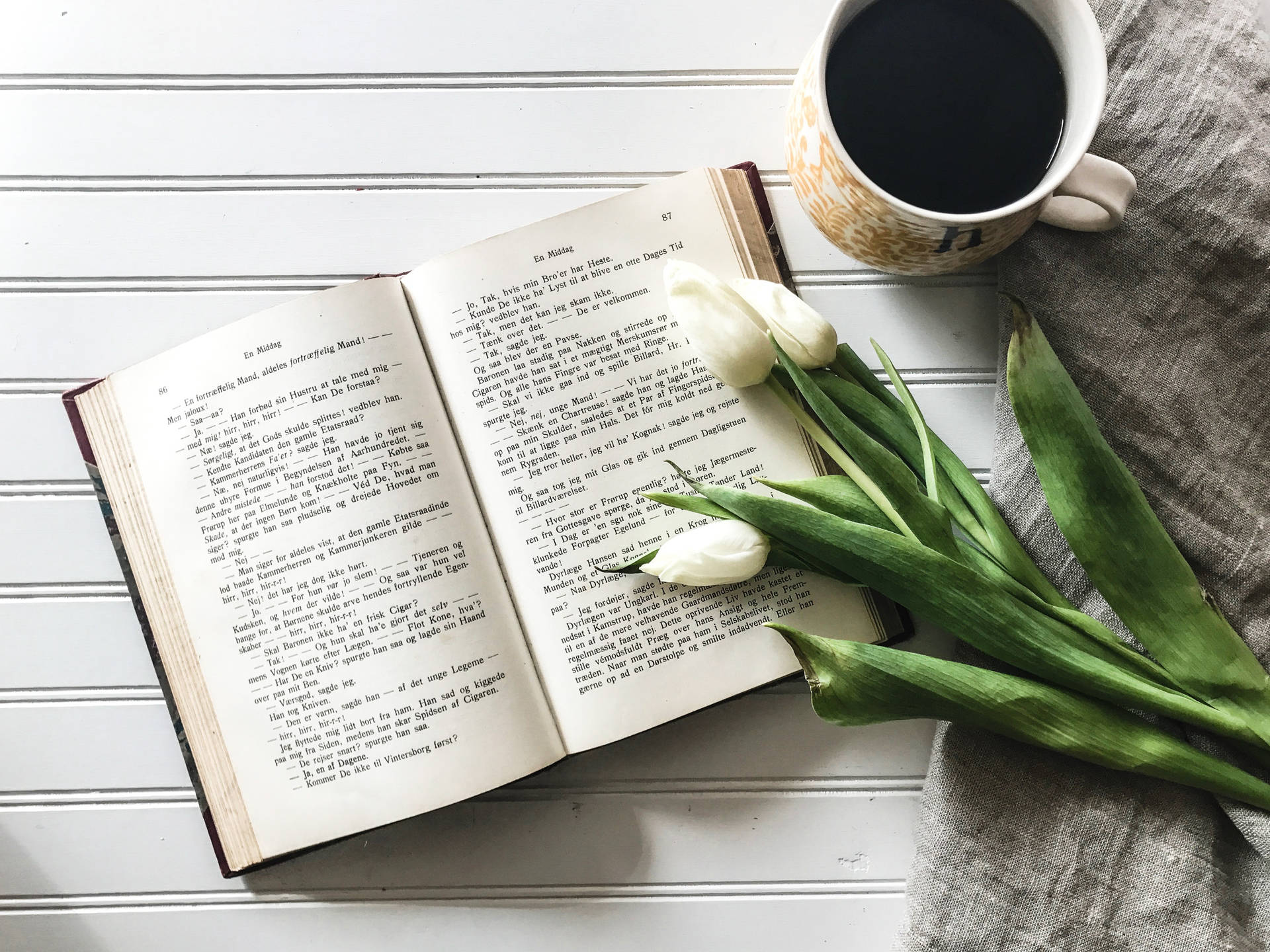 1920x1440 Book Table Wallpaper