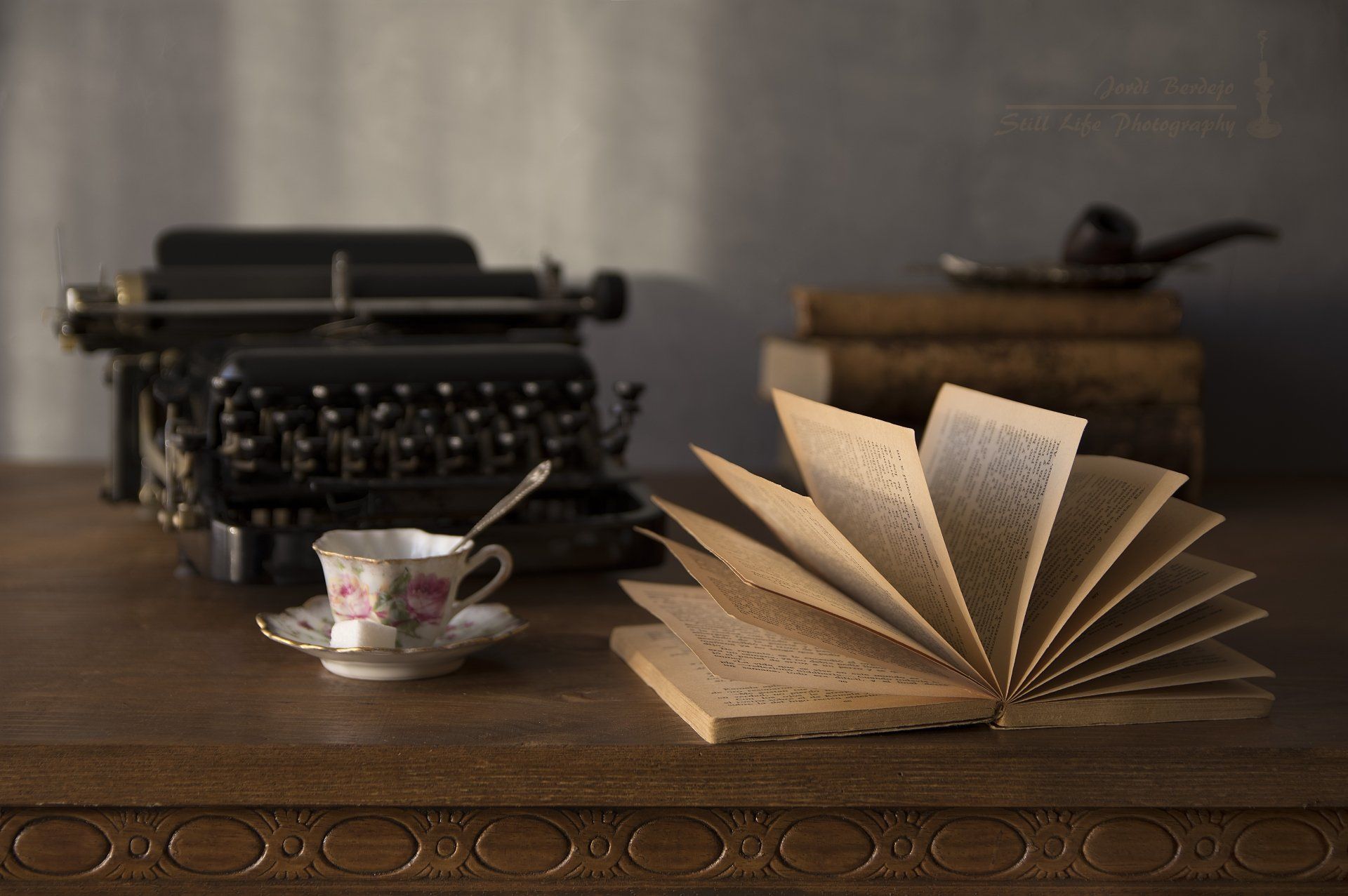 1920x1277 Vintage Typewriter and Open Book 4K Ultra HD Wallpaperx4000