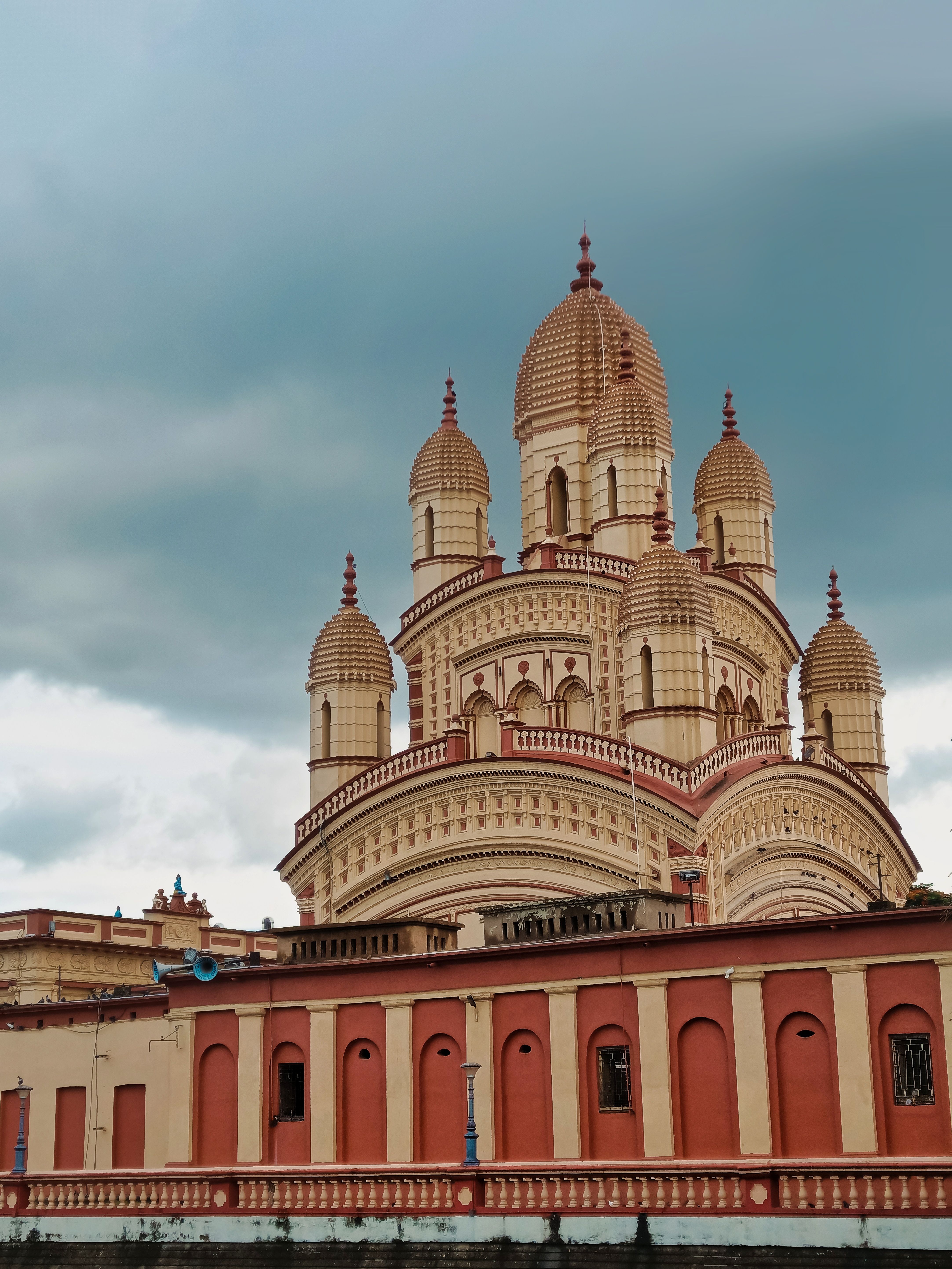 4330x5773 A large building with a dome and two towers · Free