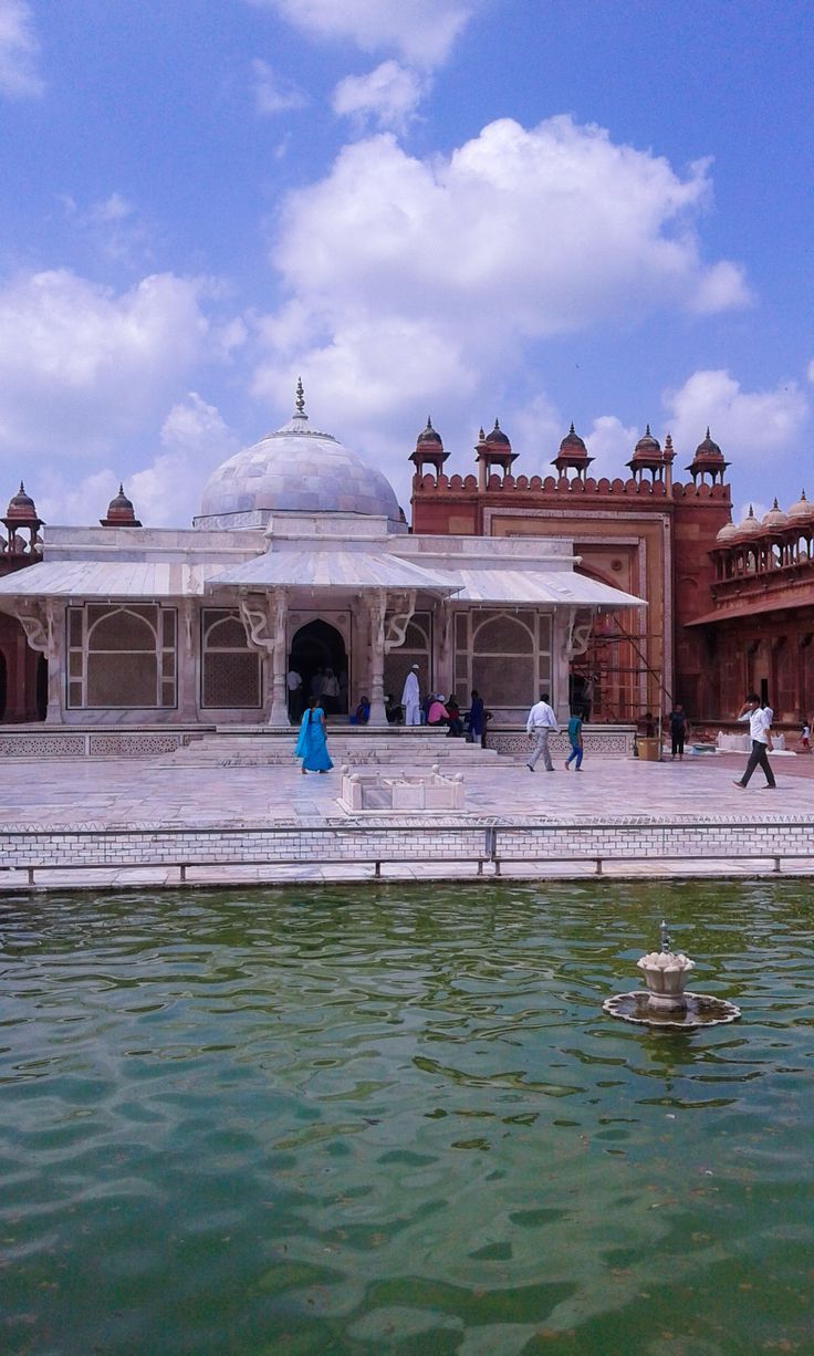 736x1226 In Fatehpur Sikri