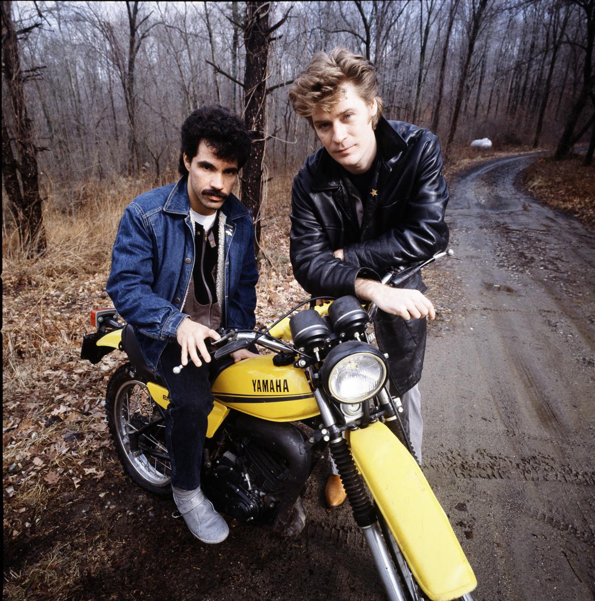 1184x1196 Hall And Oates Wallpaper