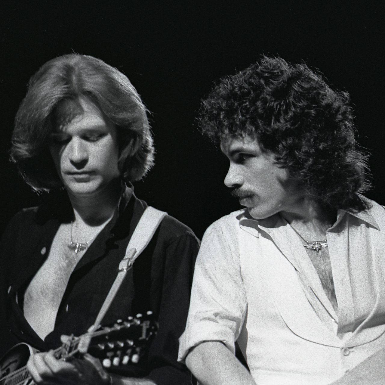 1280x1279 Download Daryl Hall John Oates Photohoot 1976 Wallpaper