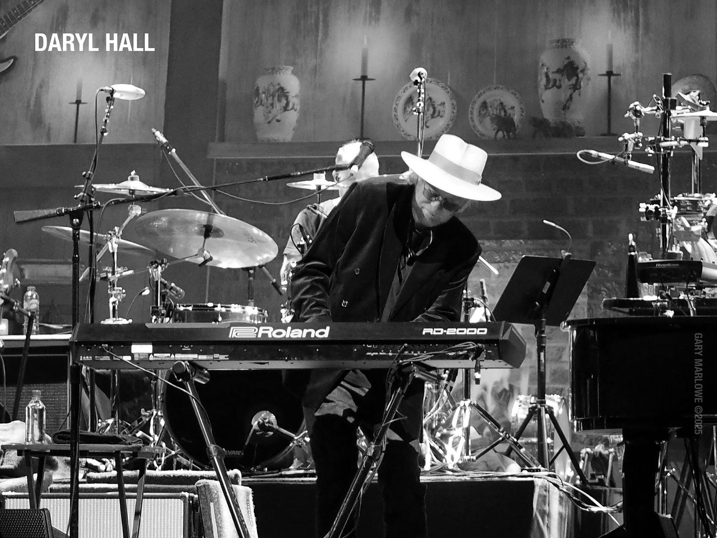 1400x1050 Shot! Daryl Hall live in Brighton.