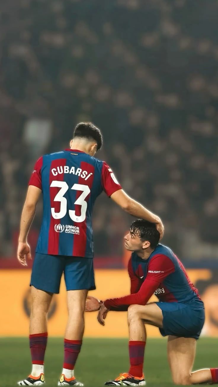 736x1308 Pau Cubarsi & Pedri