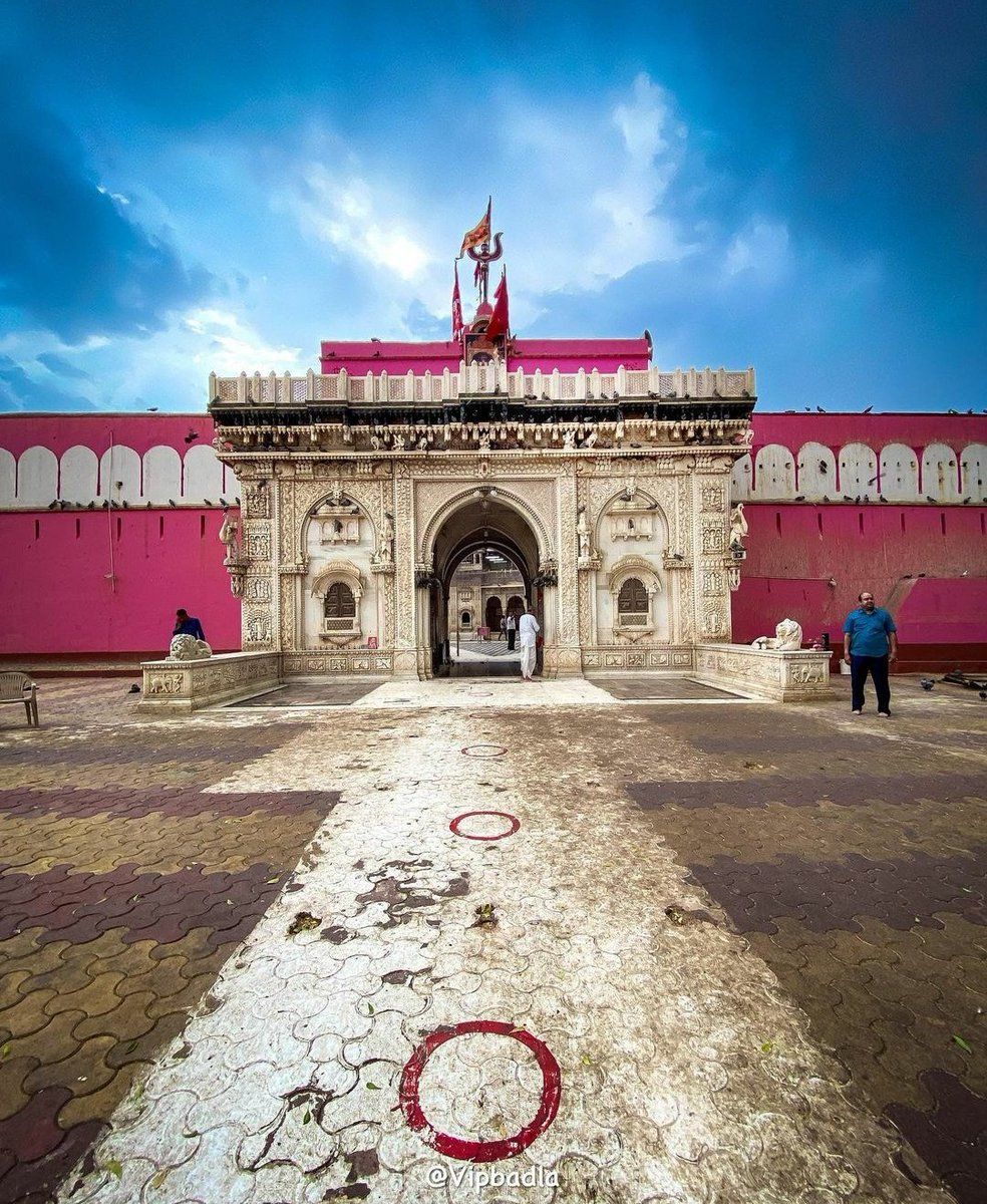 984x1200 Karni Mata is the Kuldevi of the Bikaner royal family. It is said that the princely states of Bikaner and Jodhpur were established with her blessings. Rats living in the Karni Mata